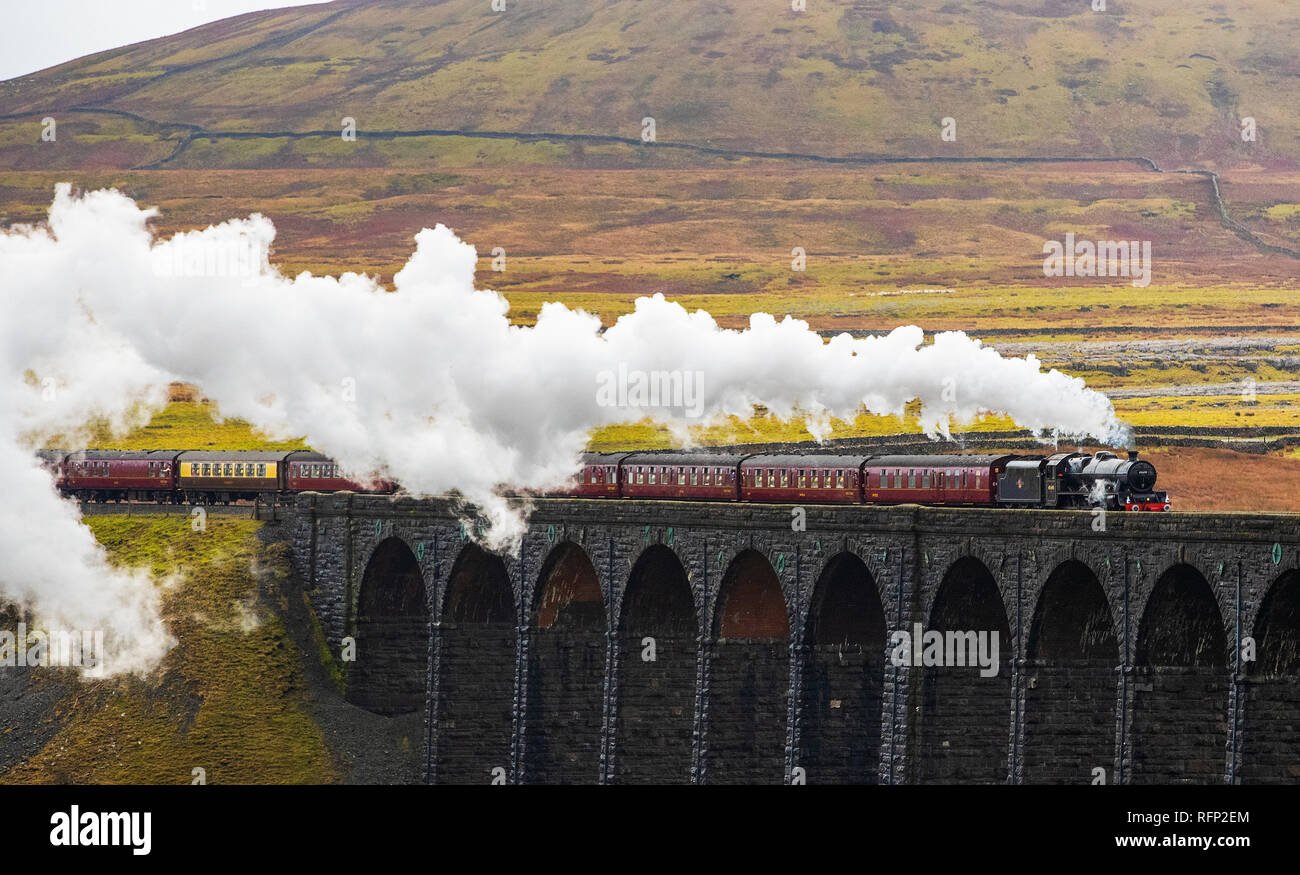 L'hiver la montagne de Cumbrie Express tiré par la locomotive à vapeur no 45690 Léandre, traverse le viaduc de Ribblehead dans Yorkshire du Nord. date : Samedi 26 janvier 2019. Crédit photo doit se lire : Peter Byrne/PA Wire Banque D'Images