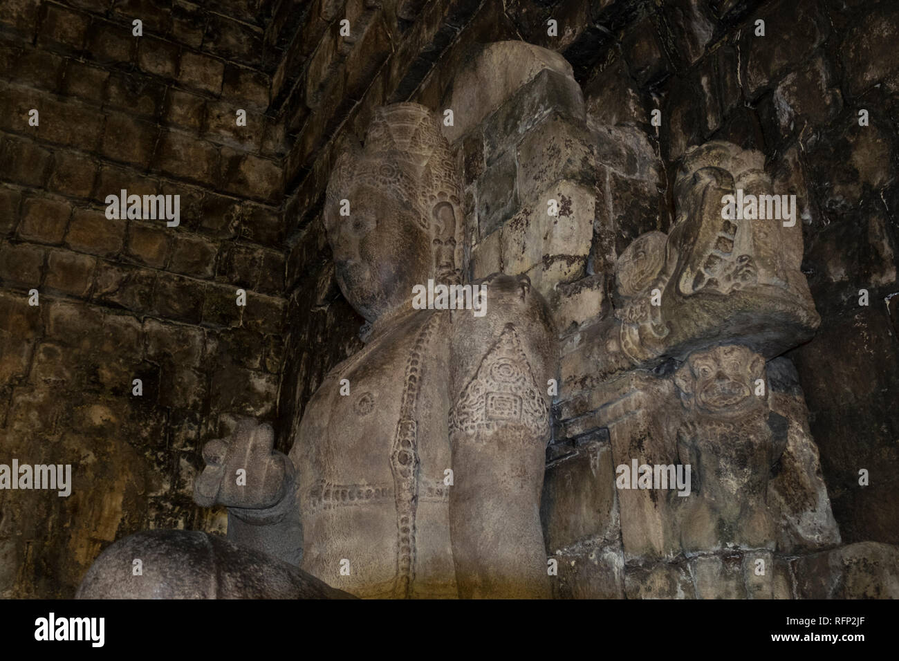 Statue de Boddhisatva Vajrapani dans la chambre intérieure du temple bouddhiste Mendut, du 9e siècle. Dans la région de Borobudur, à Java, en Indonésie. Banque D'Images