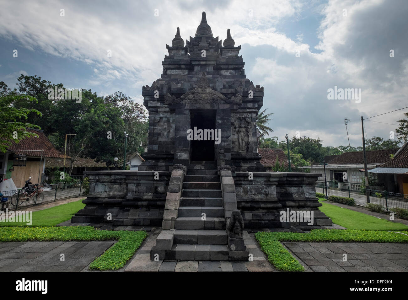 Joli petit temple Pawon, Borobudur, à Java, en Indonésie. Banque D'Images