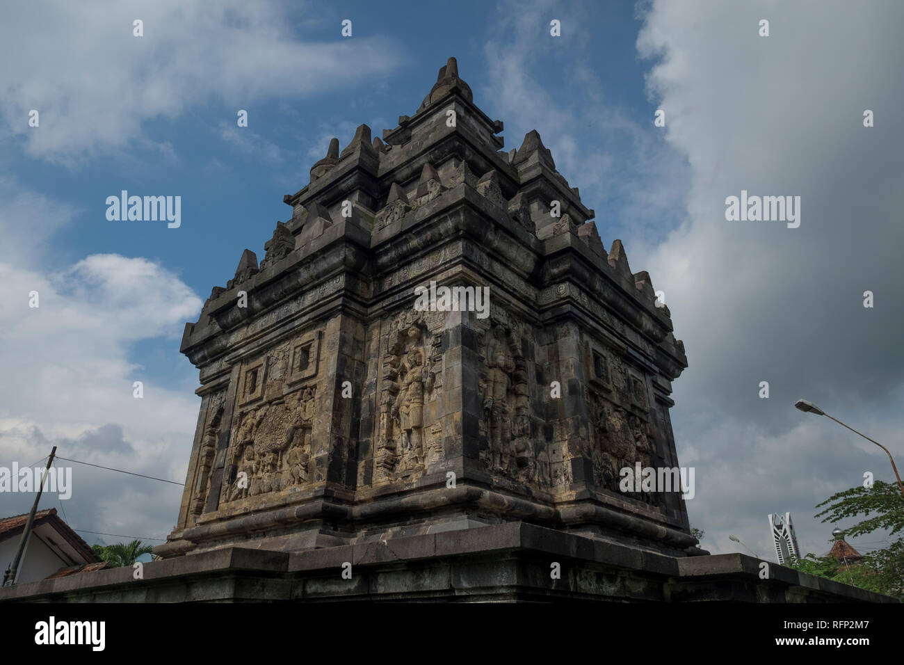 Joli petit temple Pawon, Borobudur, à Java, en Indonésie. Banque D'Images