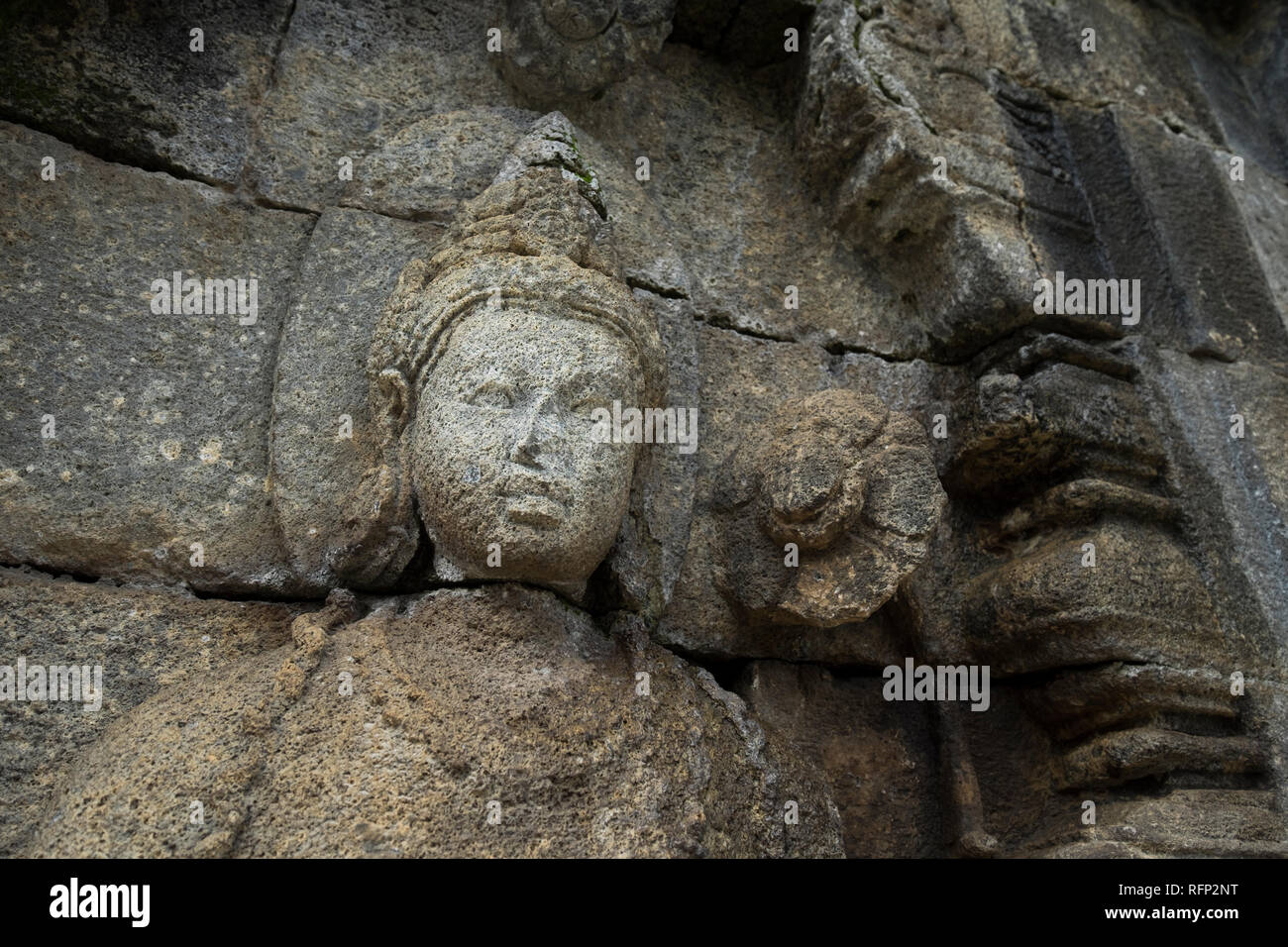 Détail d'une frise sur temple Pawon à Borobudur, à Java, en Indonésie. Banque D'Images