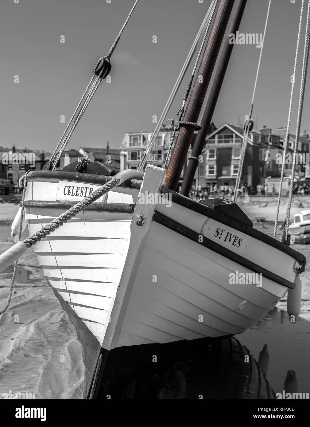 St Ives Cornwall traditionnel bateau de pêche sur les ancrages dans St.ives en noir et blanc avec un peu de couleur à gauche du mât . Banque D'Images