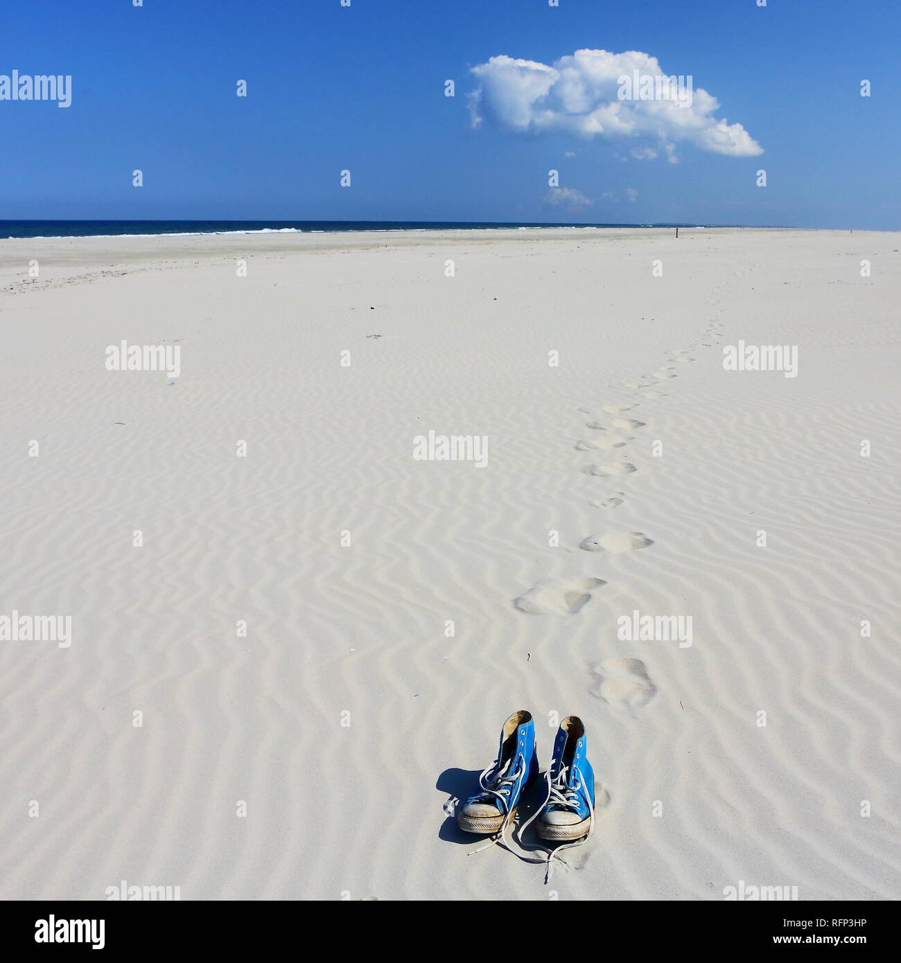 Ameland, Pays-Bas - 2 octobre 2018. : Converse All Star Chaussures de sport  sur la plage de sable. Plage de la mer du Nord. Editorial uniquement, à  titre d'éditorial Photo Stock - Alamy