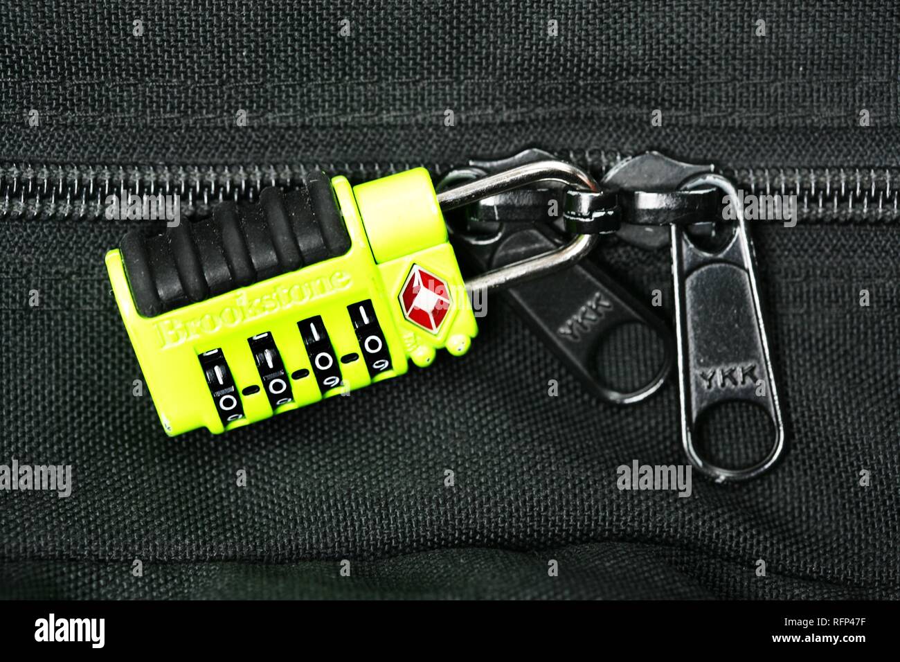 Lock d'une valise, l'Agence de sécurité des transports (TSA) certifiés serrure à combinaison. Banque D'Images