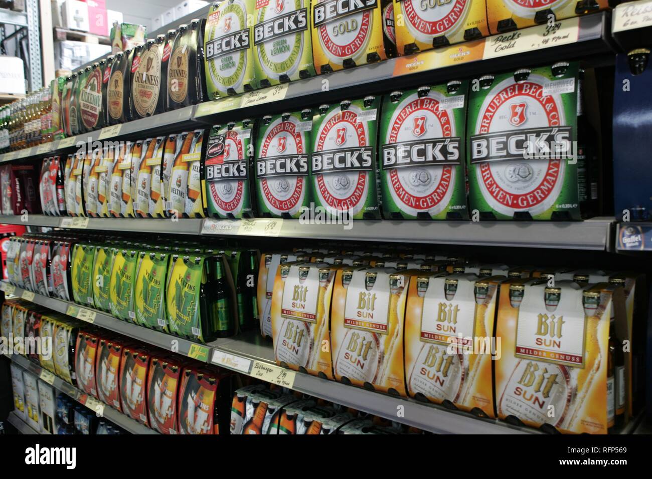 Six-pack de bière dans un magasin Banque D'Images