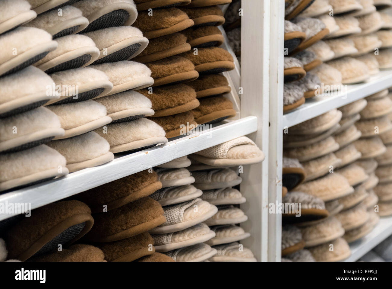 Chambre chaussons en laine pour l'hiver empilés les uns les autres dans des armoires en bois Banque D'Images