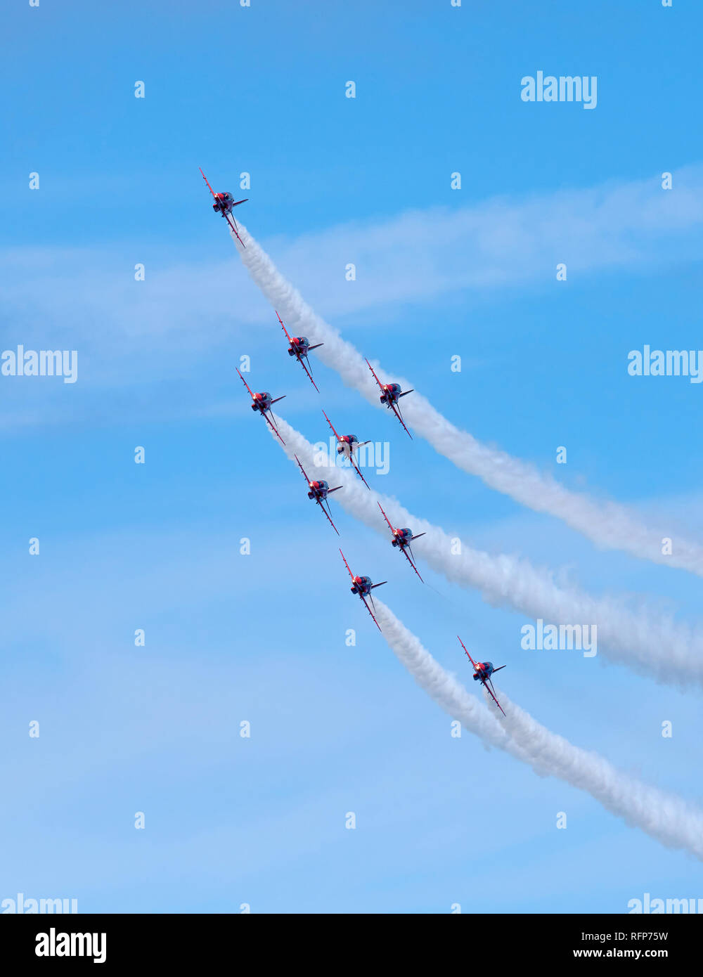 Neuf avions de la RAF Flèches rouges Display Team volant en formation, voyage à gauche et vu de face. Banque D'Images