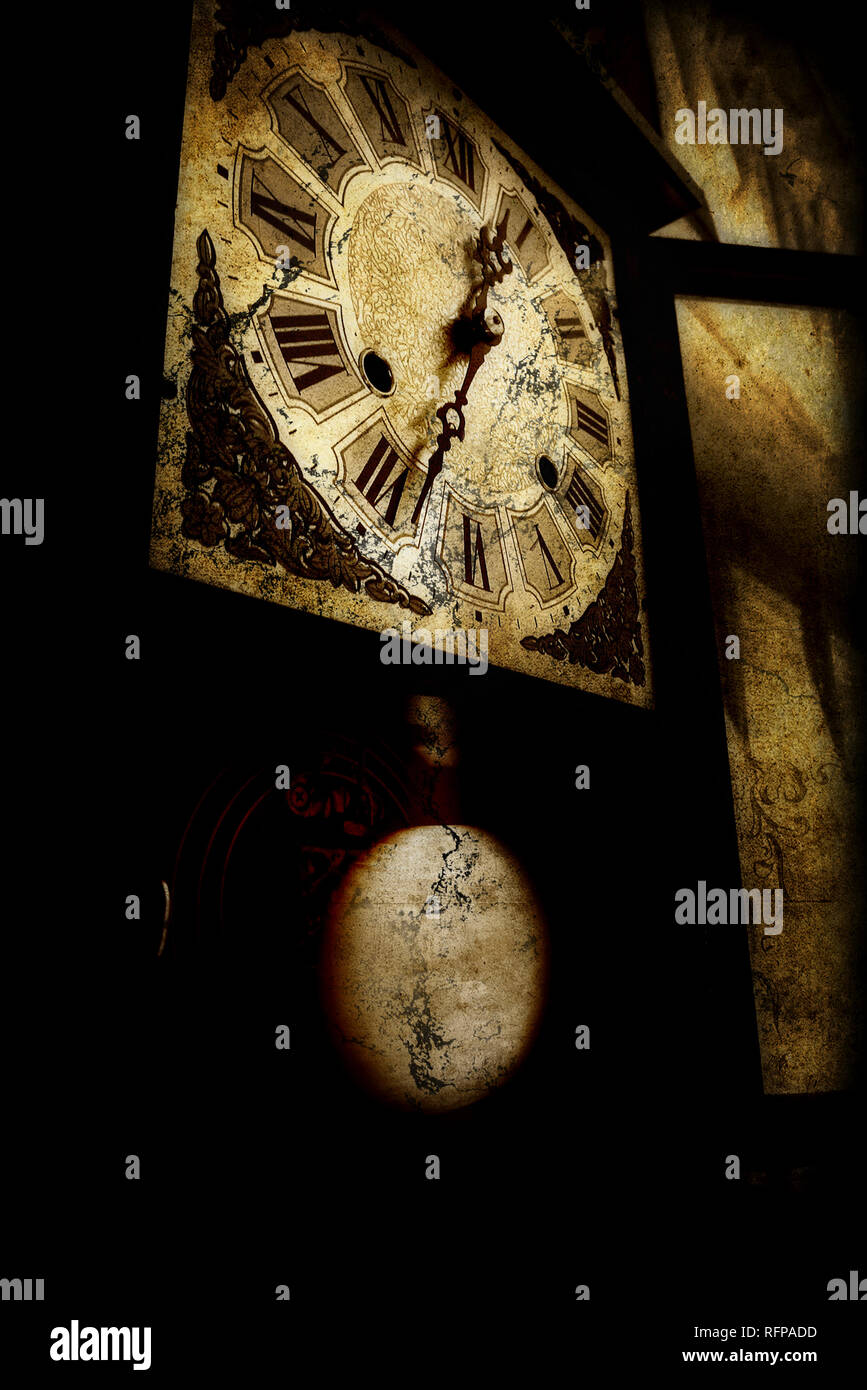 Ancienne horloge à pendule avec porte ouverte Banque D'Images