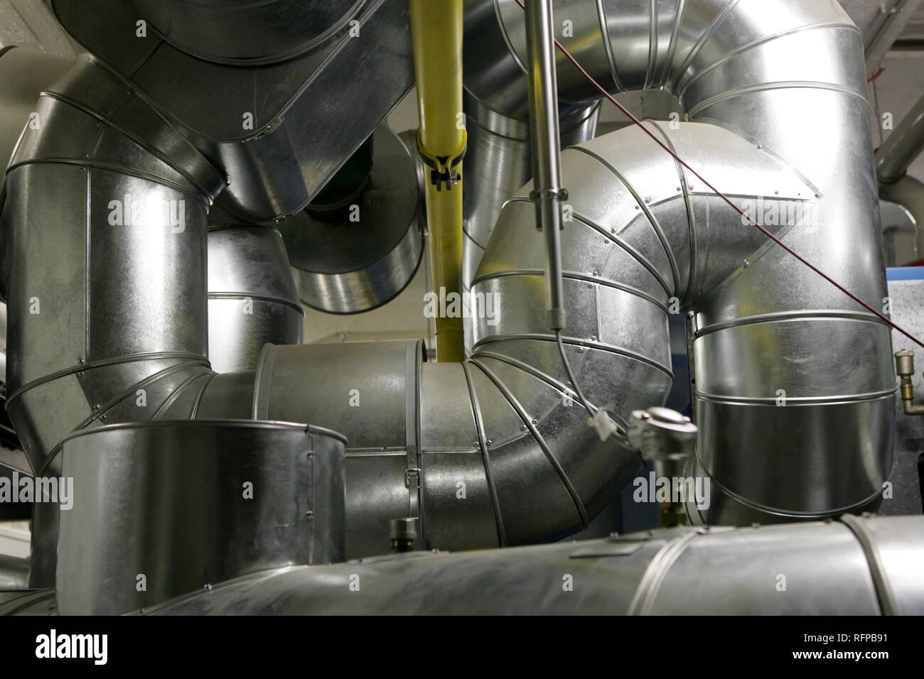 DEU, Allemagne : les tubes dans un grand système de chauffage. Banque D'Images
