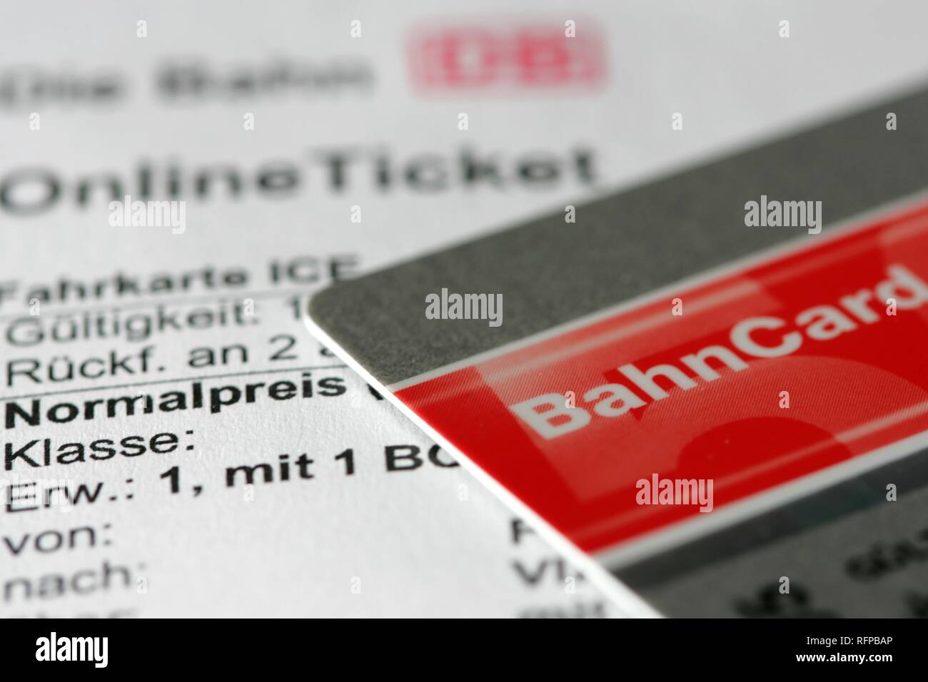 DEU, Allemagne : billet de train en ligne. Réservation sur internet, avec une remise spéciale, carte Bahncard. Banque D'Images