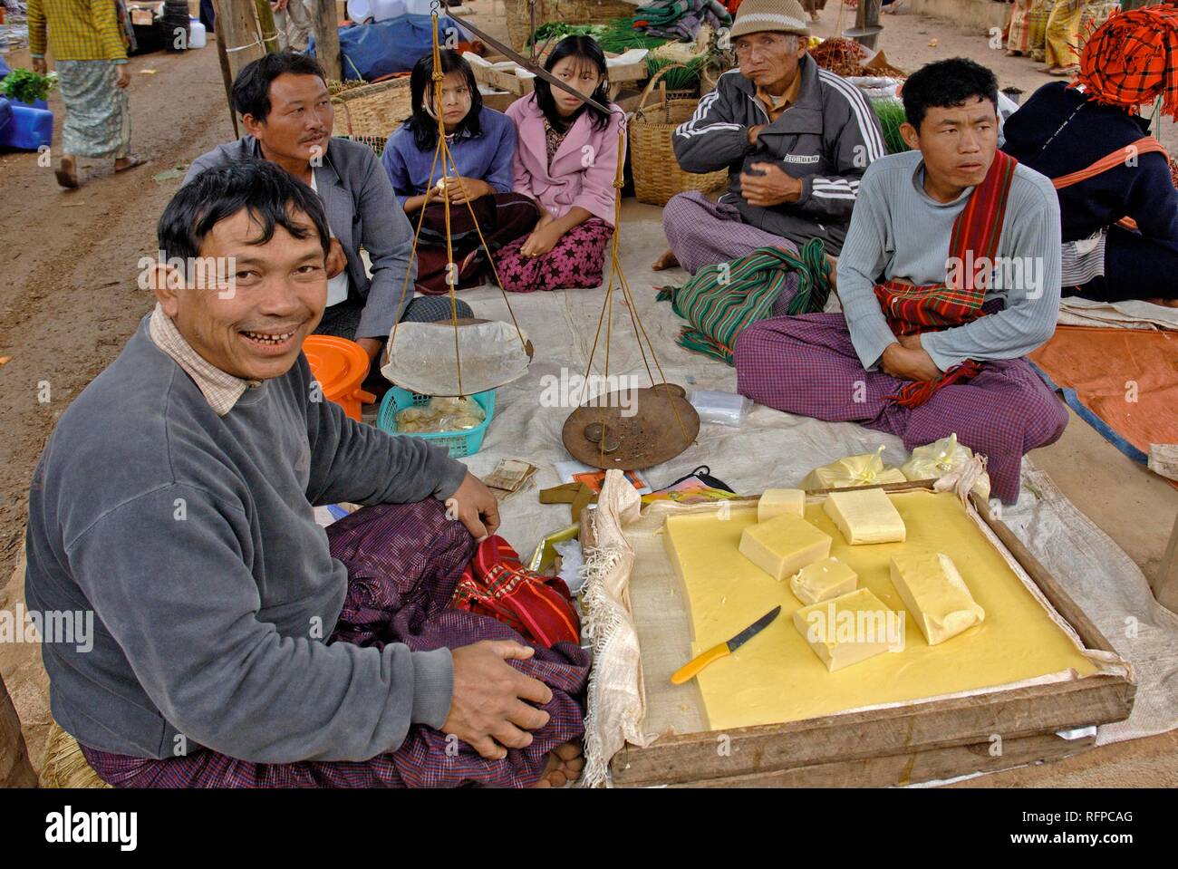 Scène de marché, le fromage fait de graines de soja pour la vente, Myanmar, Birmanie Banque D'Images