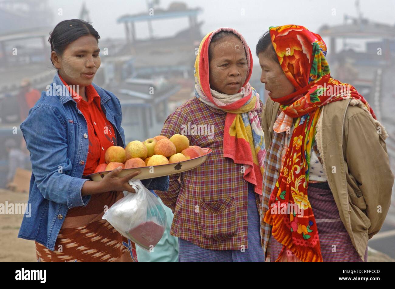 Femme vendant fruits à Mandalay, Myanmar, Birmanie Banque D'Images