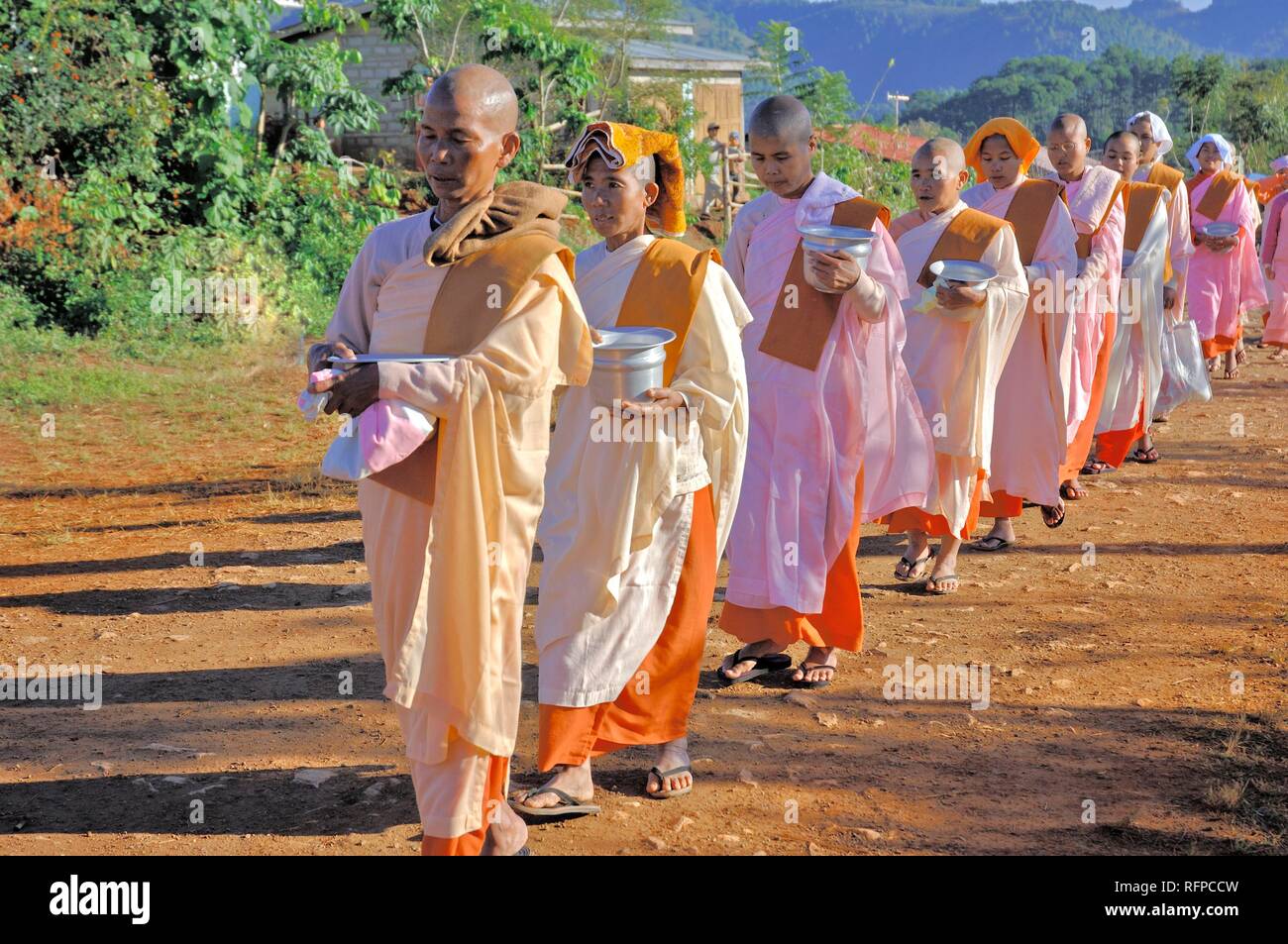 Jeunes moines mendier procession, Myanmar, Birmanie Banque D'Images