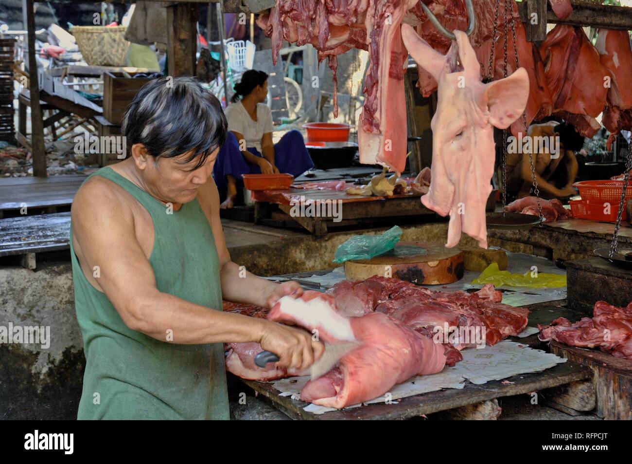 Butcher, au marché, Bahan Yangon, Myanmar, Birmanie Banque D'Images