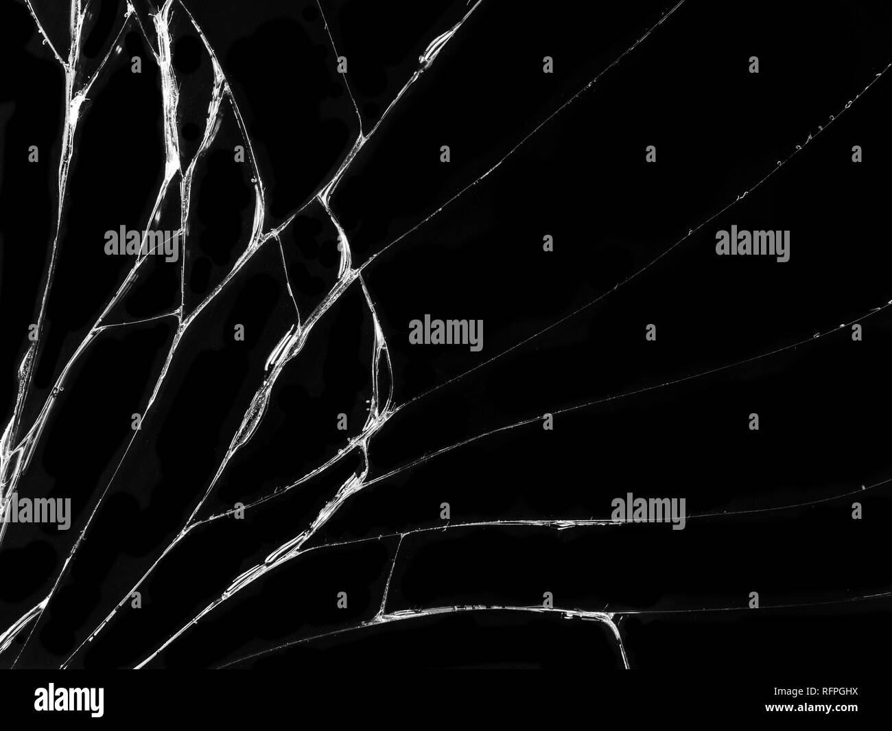 La texture de verre fissuré sur fond noir. Effet de verre craquelé réalistes isolées. Banque D'Images