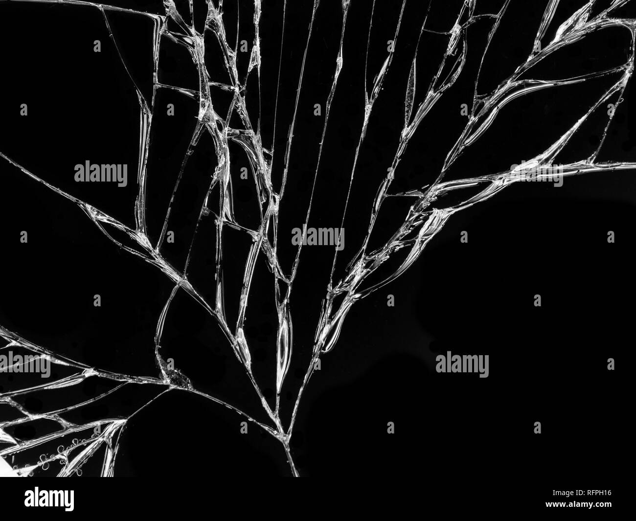 La texture de verre fissuré sur fond noir. Effet de verre craquelé réalistes isolées. Banque D'Images