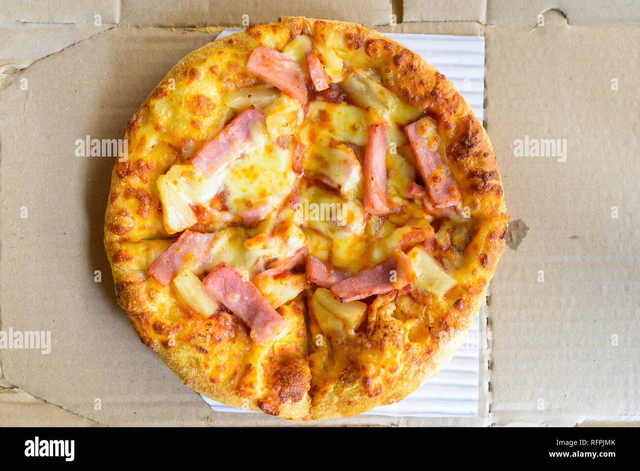 High Angle View of Hawaiian Pizza en boîte à pizza Banque D'Images