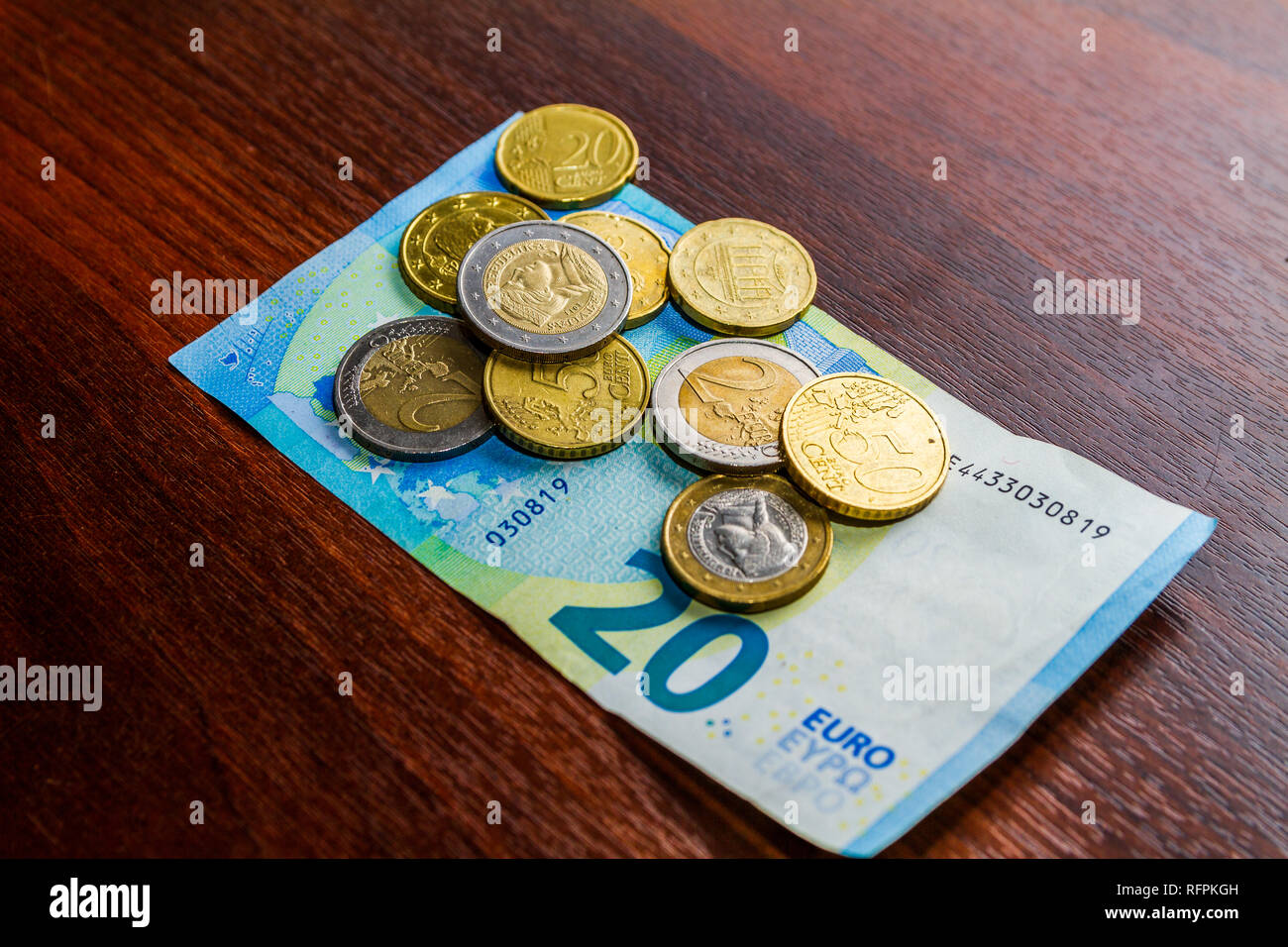 Argent la monnaie européenne sur une table en bois isolé Banque D'Images