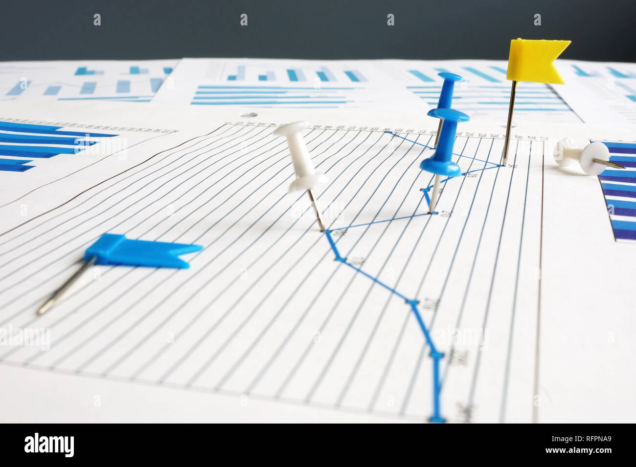 Indicateurs clés de performance KPI. Punaises et les papiers d'affaires. Banque D'Images