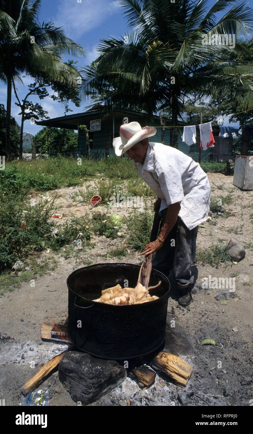 Boucherie, la friture des couennes de lard San Juan Pueblo, Honduras Banque D'Images