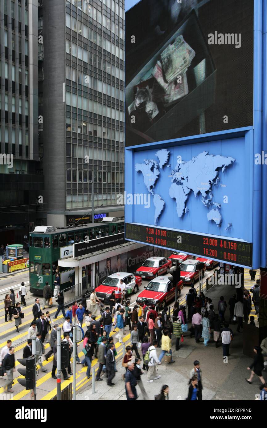 Passage piétons, avec affichage des informations de la bourse, de Voeux Road, Hong Kong, Chine Banque D'Images Passage piétons, avec affichage des informations de la bourse, de Voeux Road, Hong Kong, Chine Banque D'Images