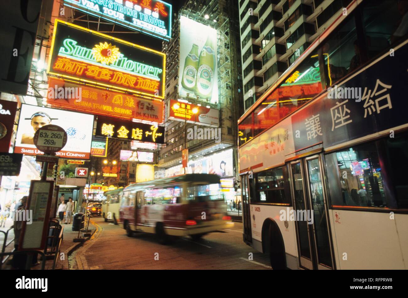 Trafic sur Nathan Road, Tsim Sha Tsui, Kowloon, Hong Kong, Chine Banque D'Images Trafic sur Nathan Road, Tsim Sha Tsui, Kowloon, Hong Kong, Chine Banque D'Images