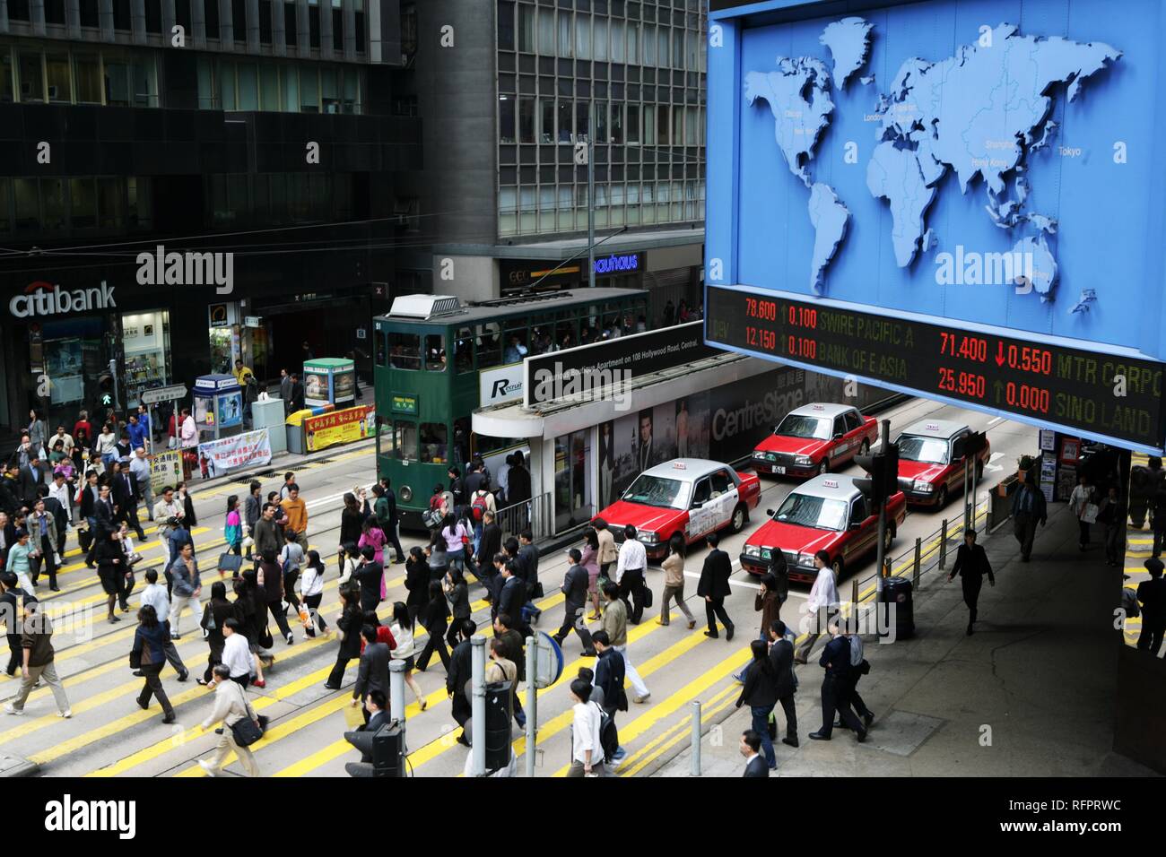 Passage piétons, avec affichage des informations de la bourse, de Voeux Road, Hong Kong, Chine Banque D'Images Passage piétons, avec affichage des informations de la bourse, de Voeux Road, Hong Kong, Chine Banque D'Images