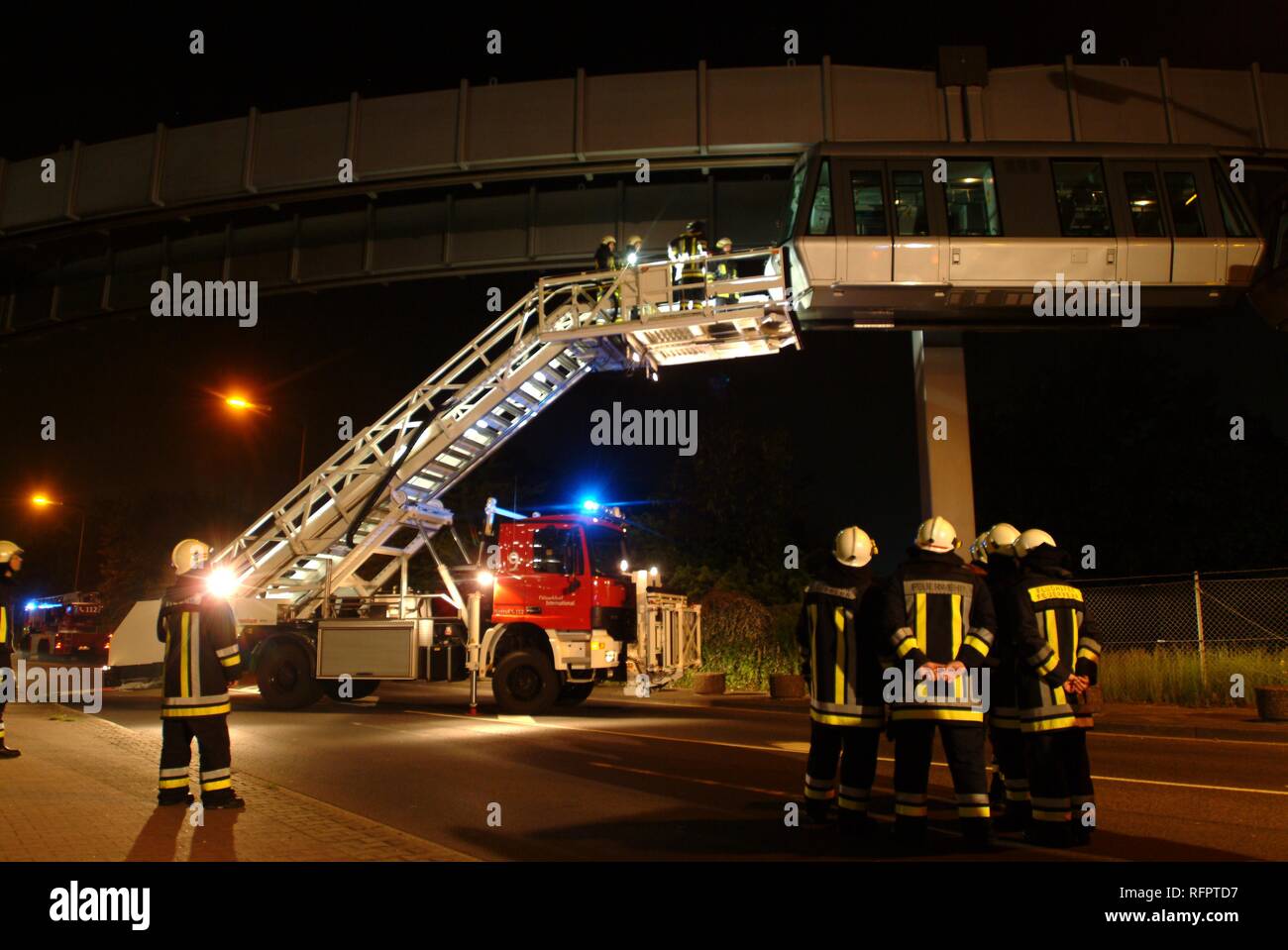 DEU, République fédérale d'Allemagne, Düsseldorf : exercice d'évacuation de l'aéroport service d'incendie. Les gens ont été sauvés des Banque D'Images