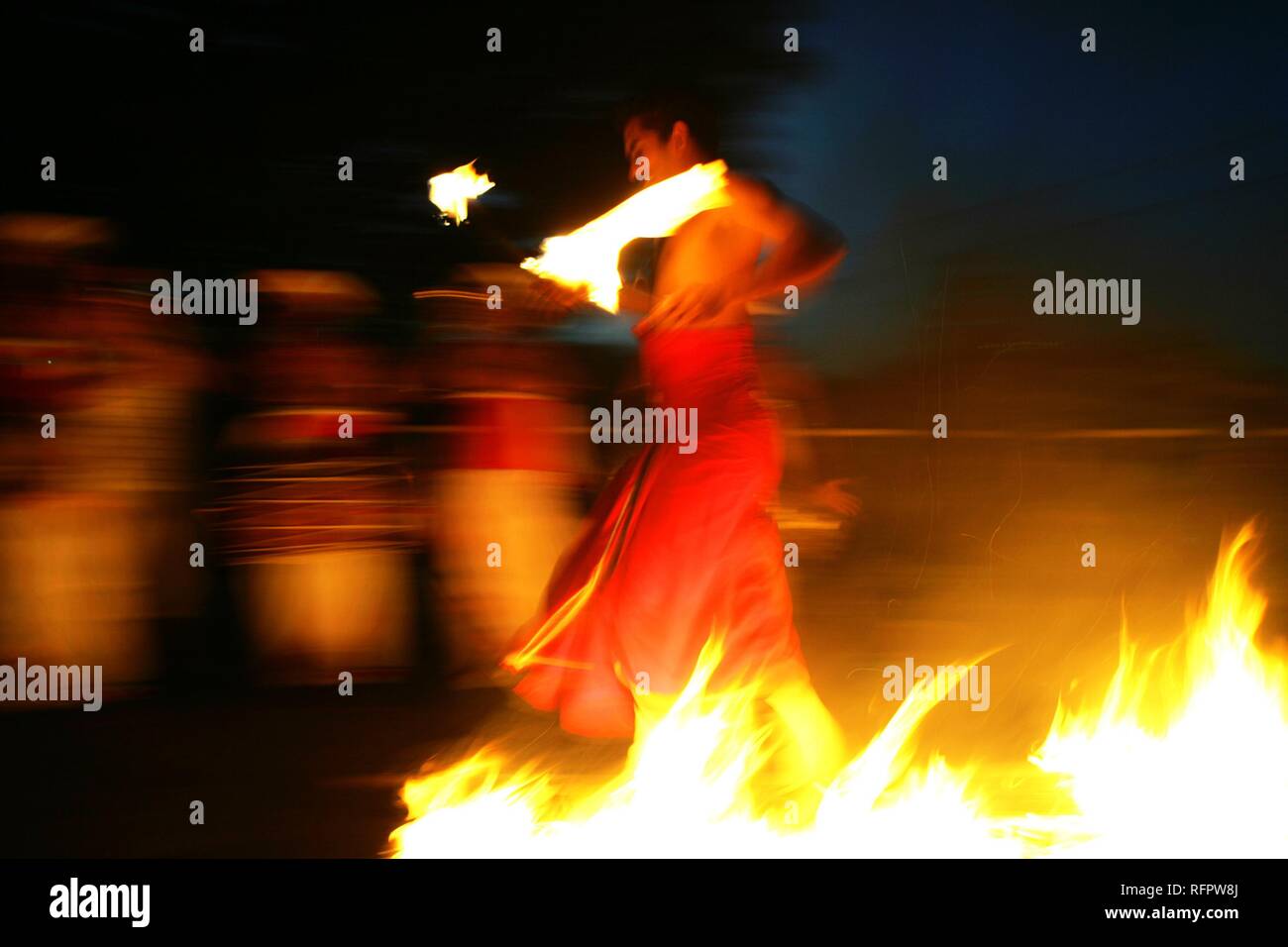 LKA, Sri Lanka, Kandy : Danse du feu, marcher sur du charbon incandescent. Danse Danse Kohomba, Kandy. Danse traditionel pour adorer le dieu Banque D'Images