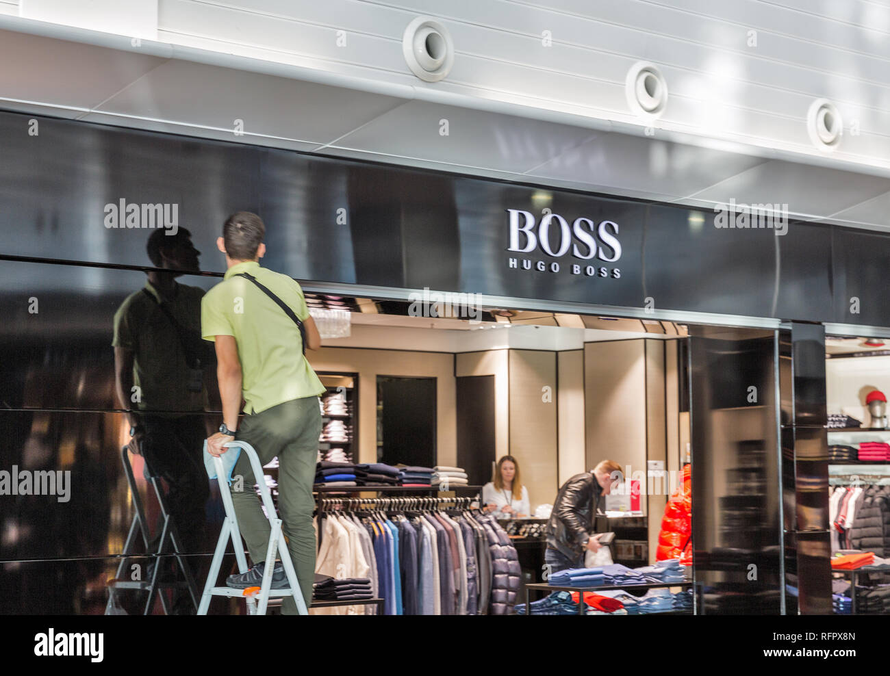 Hugo boss shop window Banque d'image et photos - Alamy