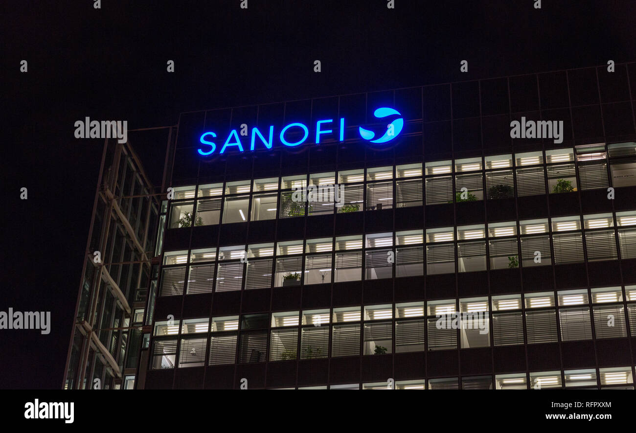 BERLIN, ALLEMAGNE - 13 NOVEMBRE 2018 : nuit Ville Potsdamer Platz office building avec Sanofi logo. Sanofi est une multinationale pharmaceutique français comp Banque D'Images