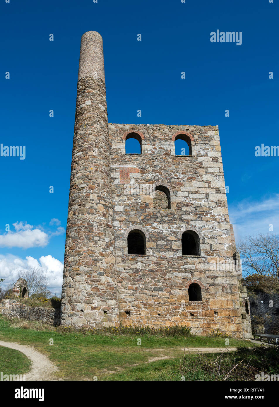 Cornish engine house sous un beau ciel bleu avec des nuages blancs en arrière-plan Cornwall UK Europe Banque D'Images