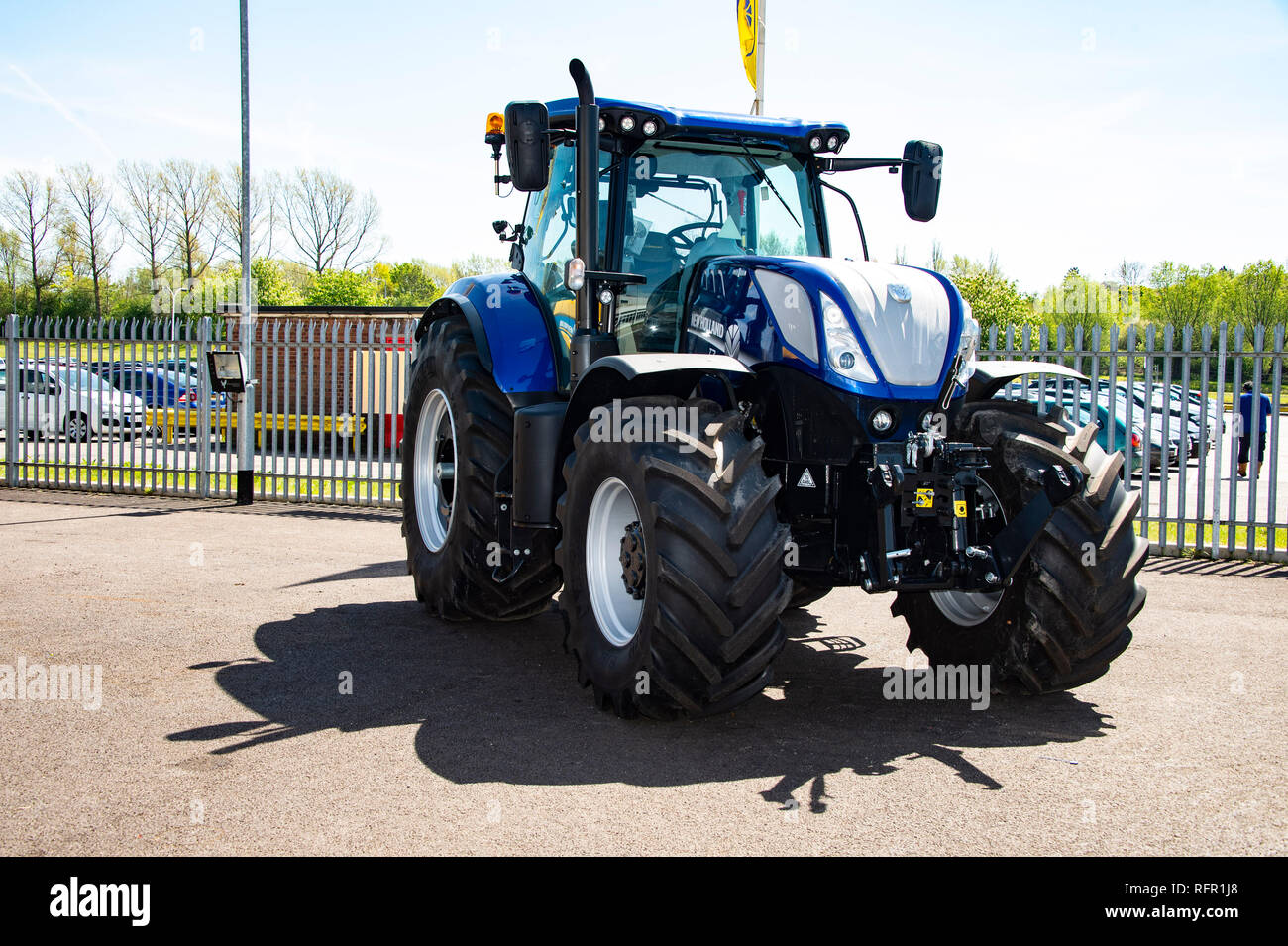 Un tracteur New Holland T7 sur l'affichage à l'usine de Basildon, Royaume-Uni. Banque D'Images