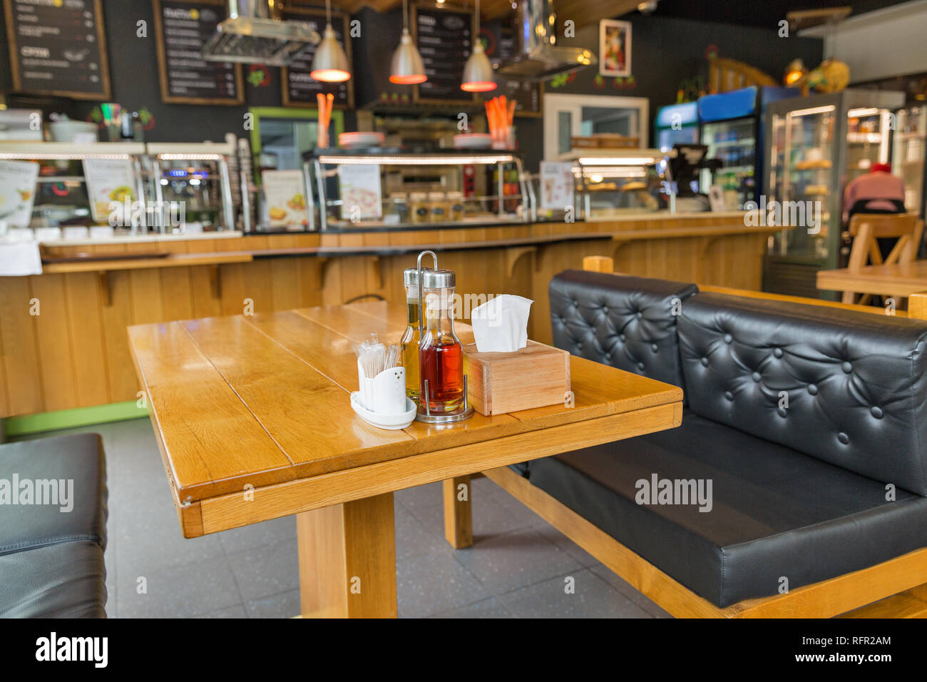 Intérieur d'un snack-bar avec des meubles en bois Photo Stock - Alamy