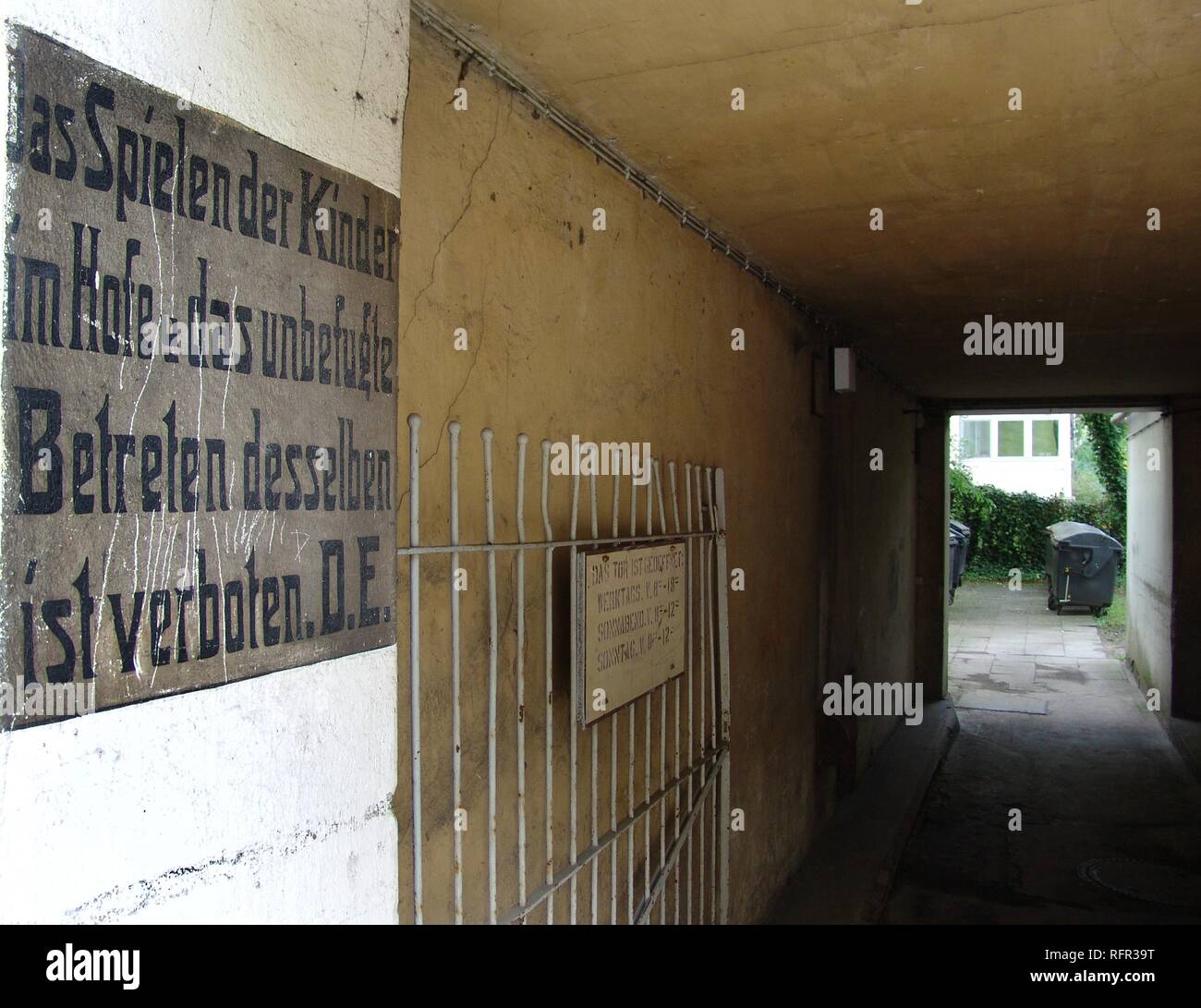 Signe d'interdiction, les enfants ne peuvent pas entrer ou jouer dans la cour, Hambourg, Allemagne Banque D'Images