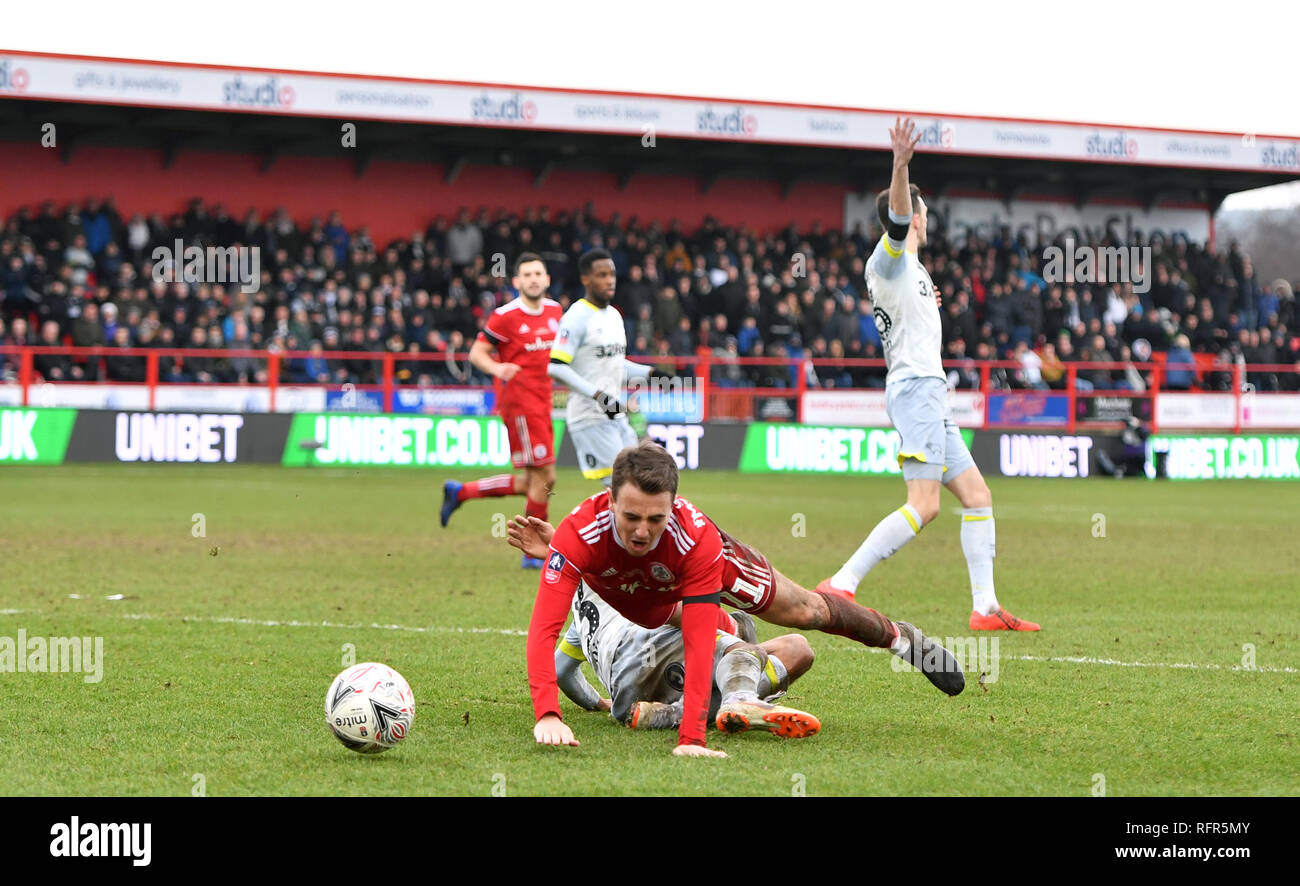 Derby County's Duane Holmes fait descendre Accrington Stanley's Sean McConville au cours de la FA Cup quatrième ronde match au stade de Wham, Accrington. Banque D'Images