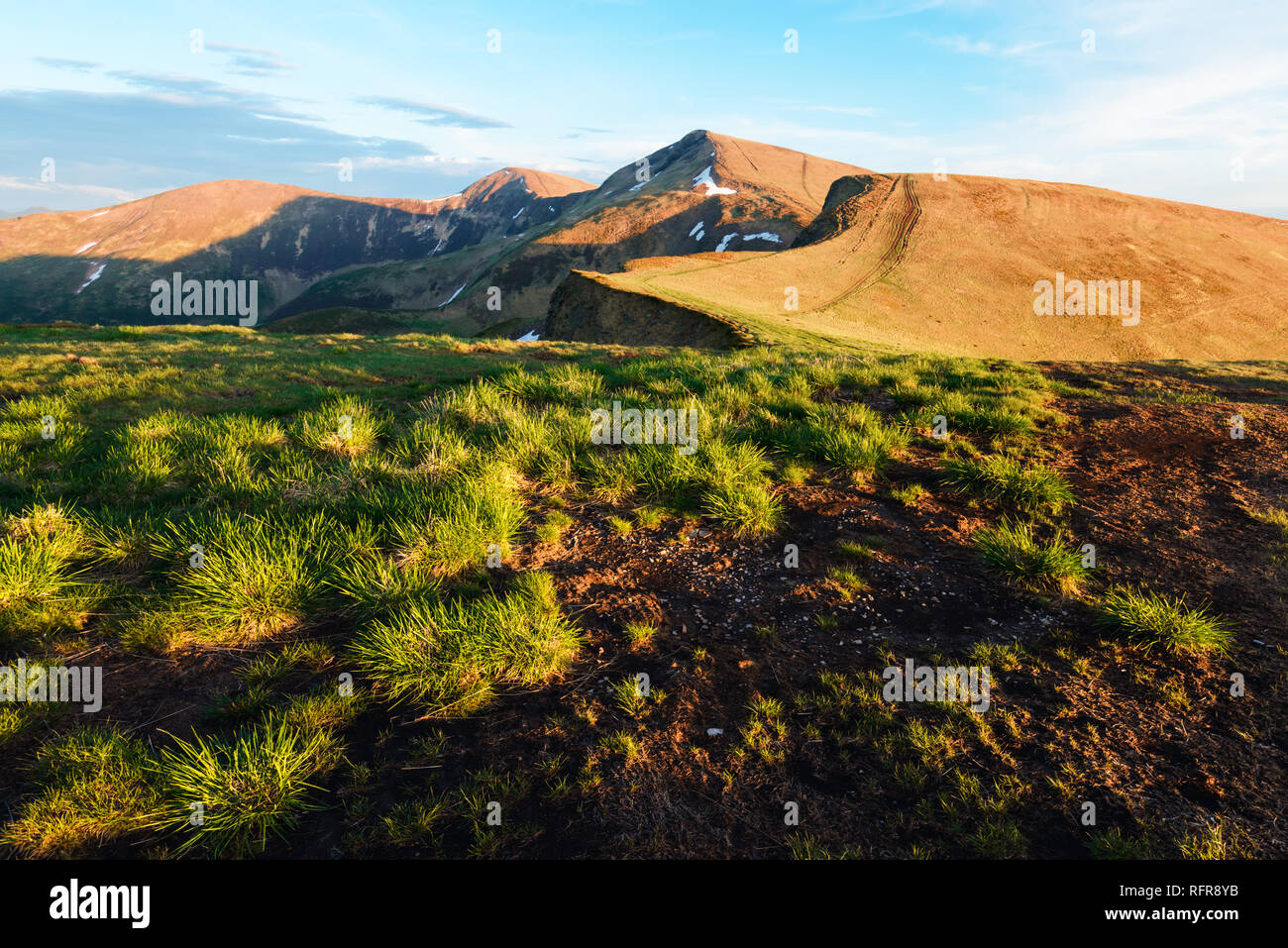 Vue de la stony hills par soir rougeoyant du soleil. Le ressort dramatique scène. Photographie de paysage Banque D'Images