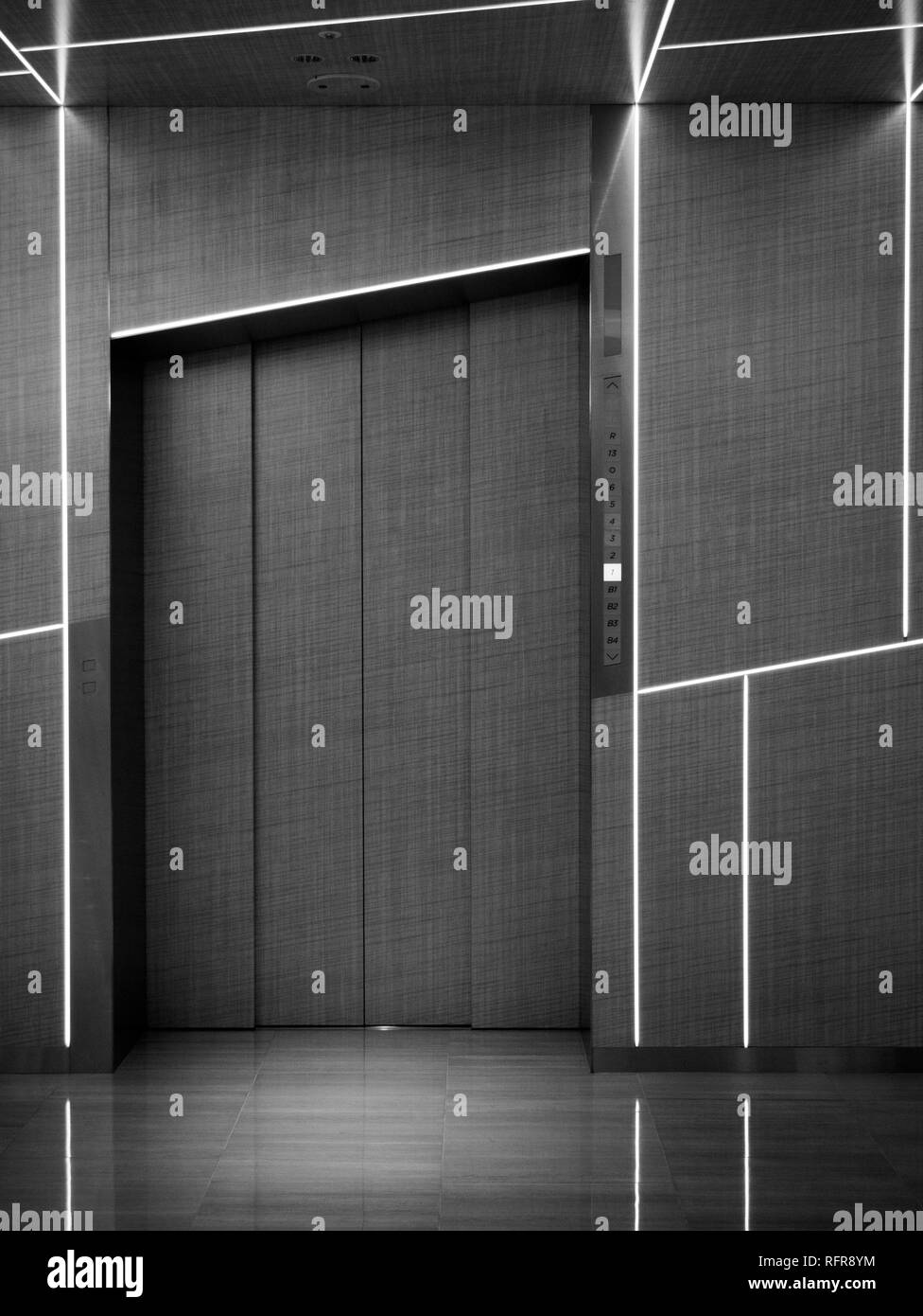 Japon, Tokyo - le 24 avril 2018 : beau design contemporain de l'ascenseur à Tokyo plus récent et plus grand centre commercial de luxe Six Ginza Banque D'Images