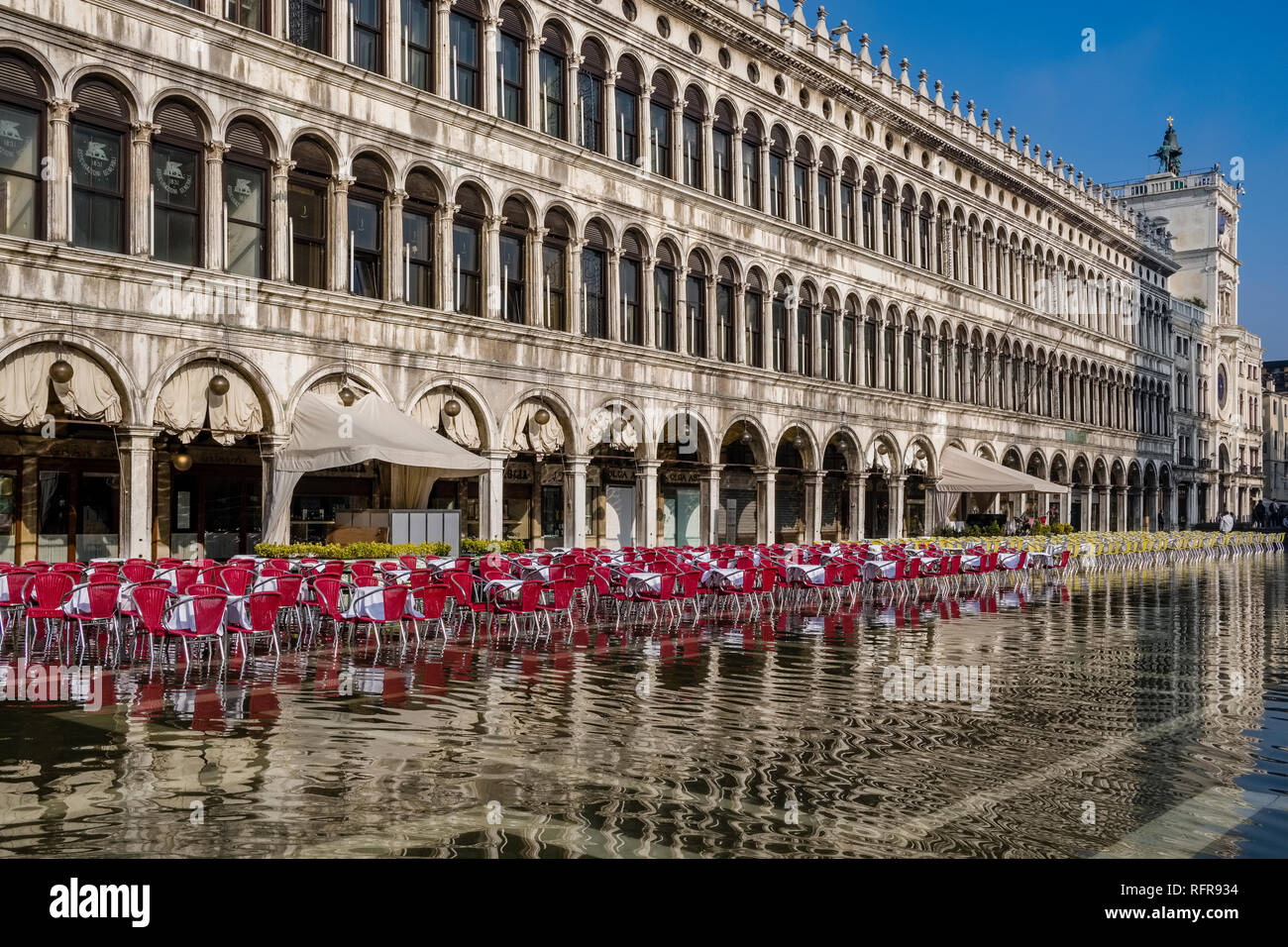 La place San Marco, Piazza San Marco, avec tables et chaises vides d'un restaurant, inondé lors de l'acqua alta Banque D'Images