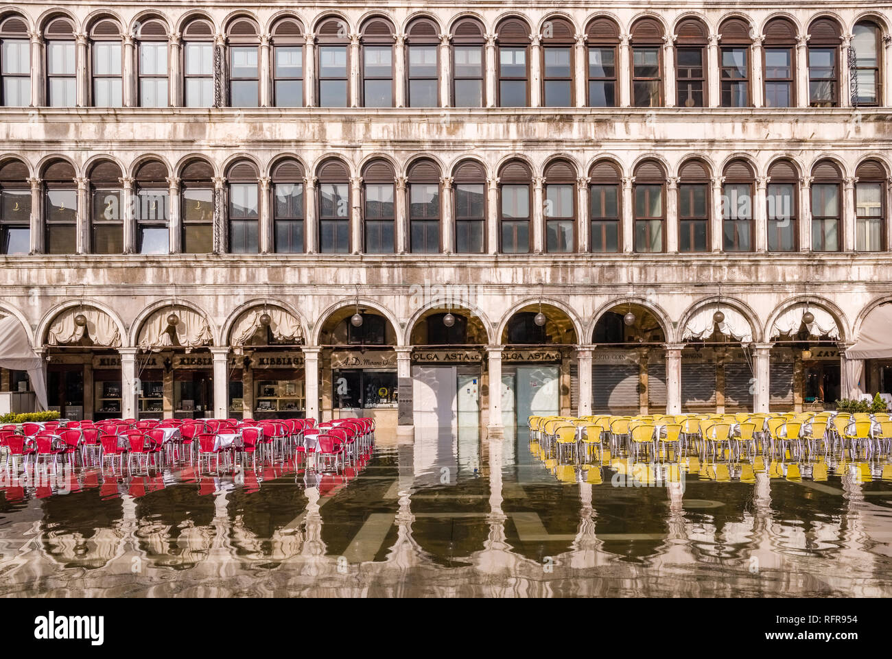 La place San Marco, Piazza San Marco, avec tables et chaises vides d'un restaurant, inondé lors de l'acqua alta Banque D'Images