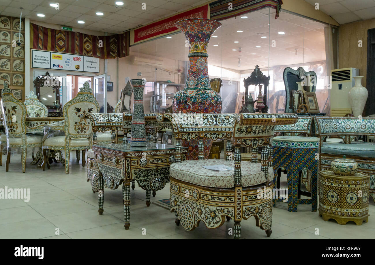 L'intérieur du Centre d'art et d'Artisanat de Madaba avec incrustation de nacre et boiseries meubles dans shop, Jordanie, Moyen-Orient Banque D'Images