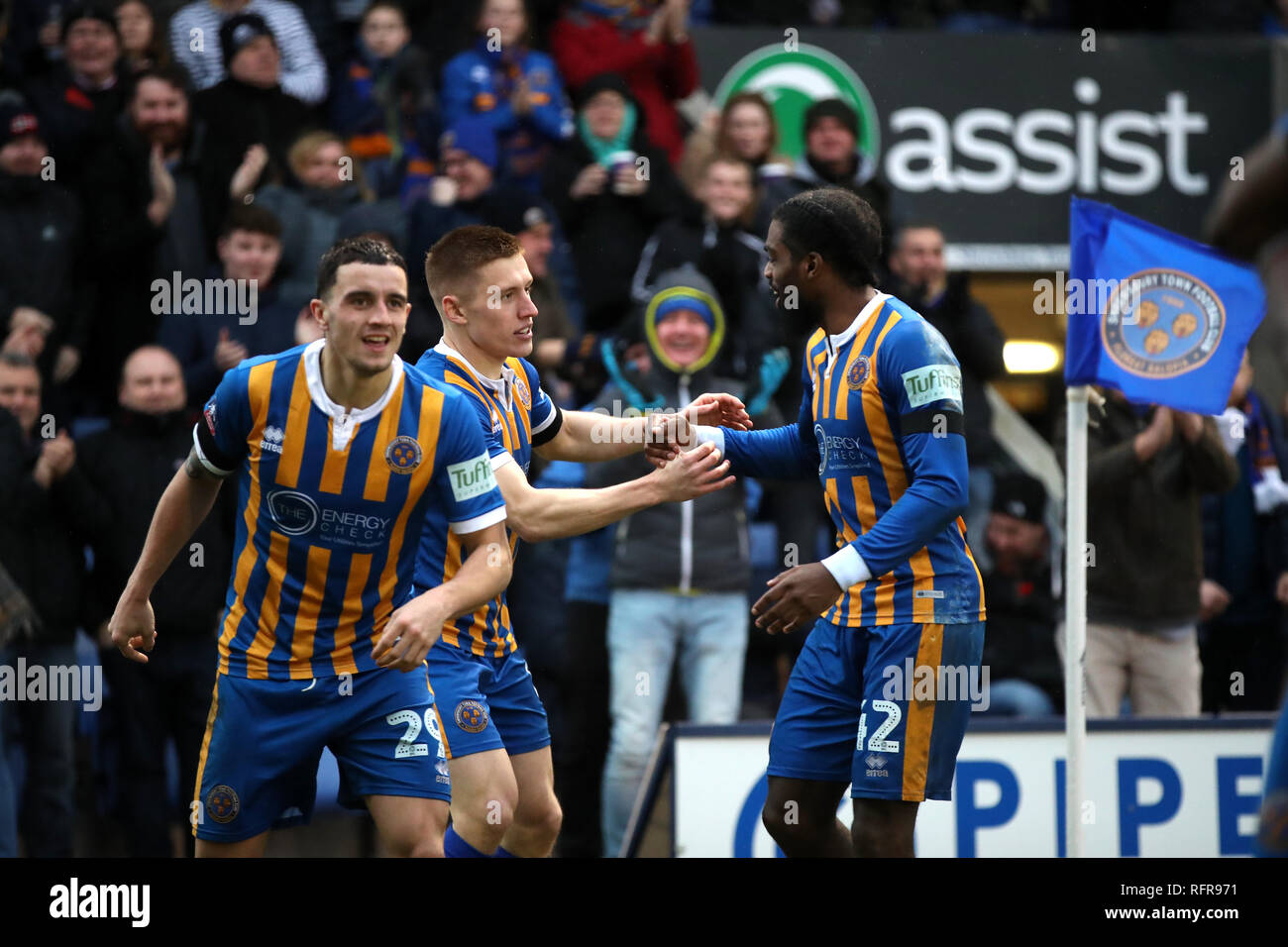 La ville de Shrewsbury Greg Docherty (centre) célèbre marquant son but premier du côté du jeu avec son coéquipier Anthony Grant (à droite) au cours de la FA Cup quatrième ronde match à eaux Montgomery pré, Shrewsbury. Banque D'Images