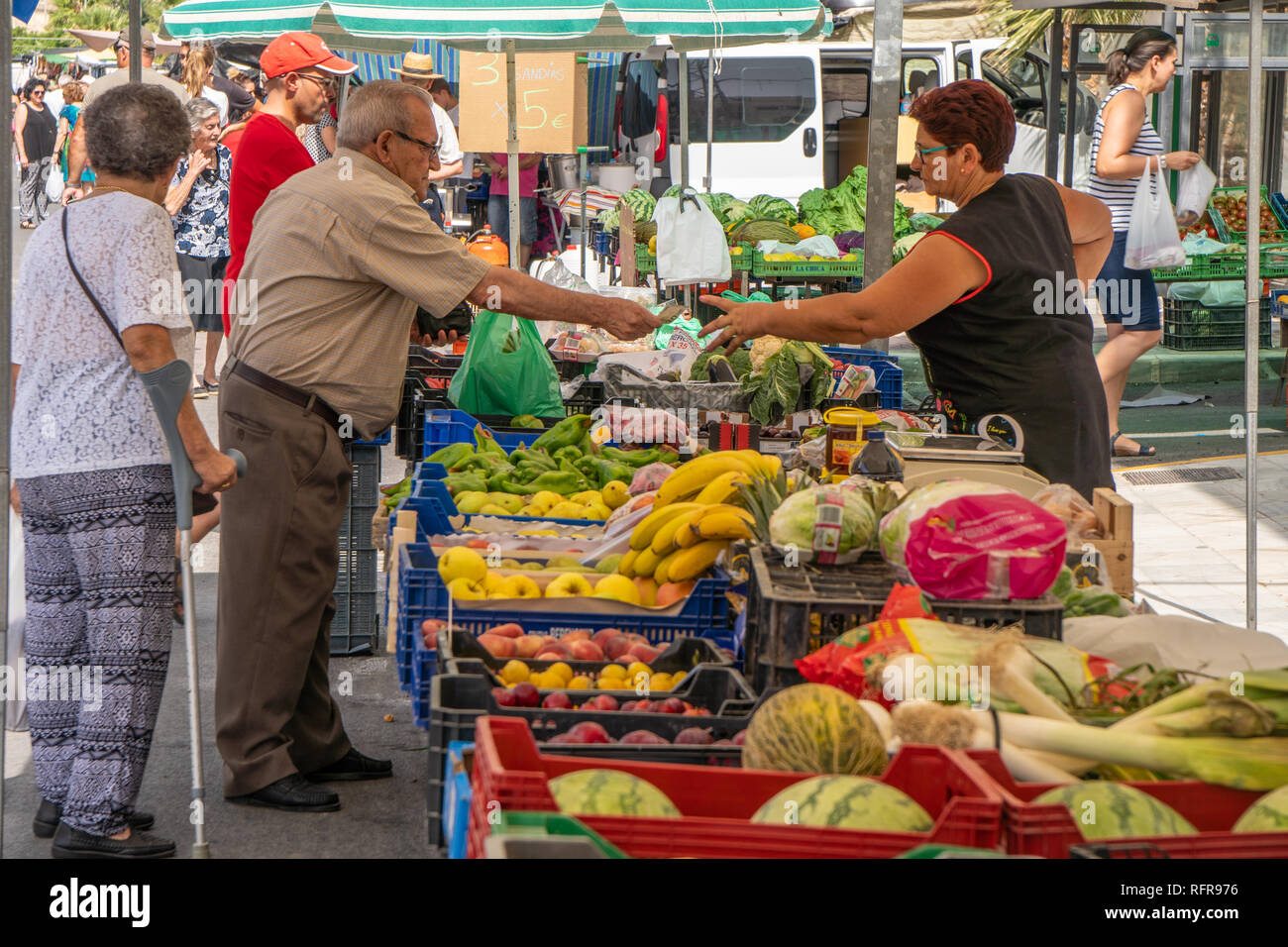 Les détenteurs de décrochage dans un marché en amendes, Almeria, Espagne Banque D'Images