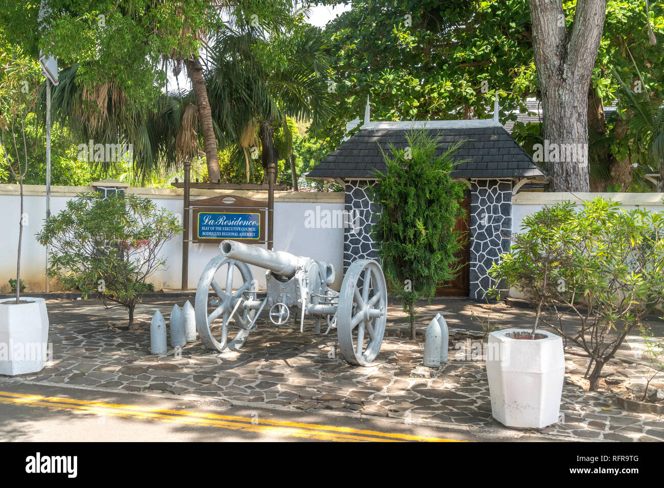 Kanonen vor dem Kokonialgebäude La Residence in der Hauptstadt Port Mathurin, Rodrigues, Maurice Insel | canon en face de l'édifice colonial Banque D'Images