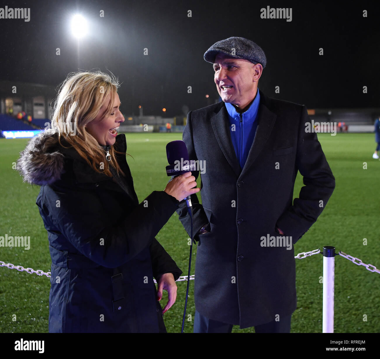 Vinnie Jones (à droite) avant la pitchside FA Cup quatrième ronde match à Kingsmeadow, Londres. Banque D'Images