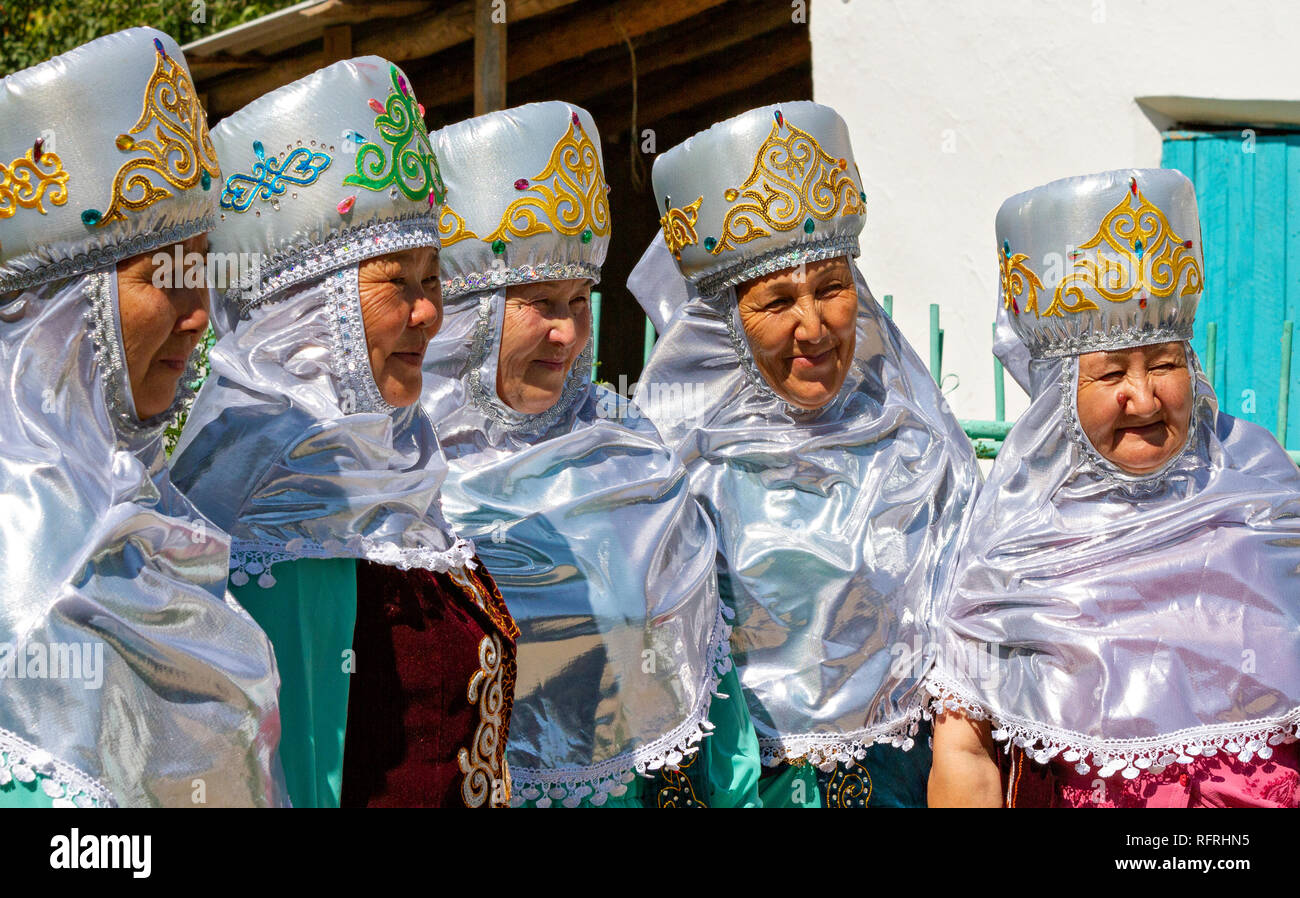 Les femmes âgées kazakh en costumes traditionnels, à Shymkent, Kazakhstan. Banque D'Images
