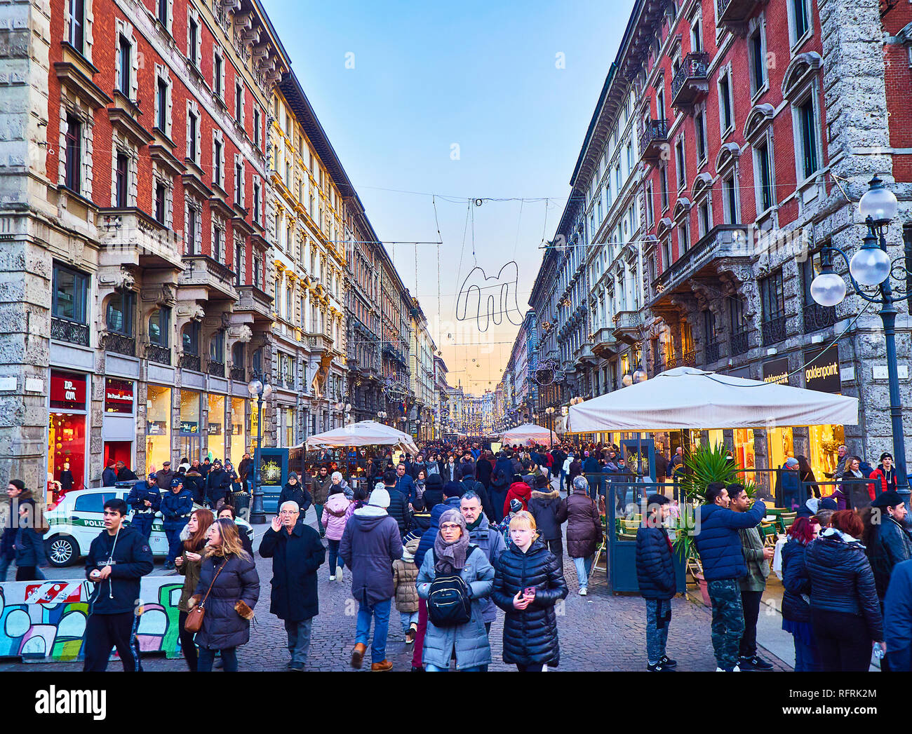 Milan, Italie - 29 décembre 2018. Les gens marcher sur la Via la rue Dante à la tombée de la nuit. Milan, Lombardie, Italie. Banque D'Images