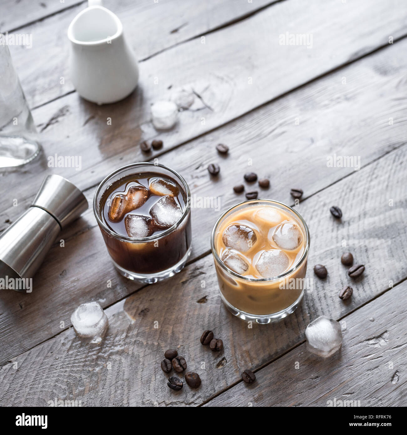 Le noir et blanc Fédération de cocktails avec vodka, liqueur de café et la crème. L'alcool glacé maison noir et blanc Boozy russe Fédération de verre avec du café b Banque D'Images