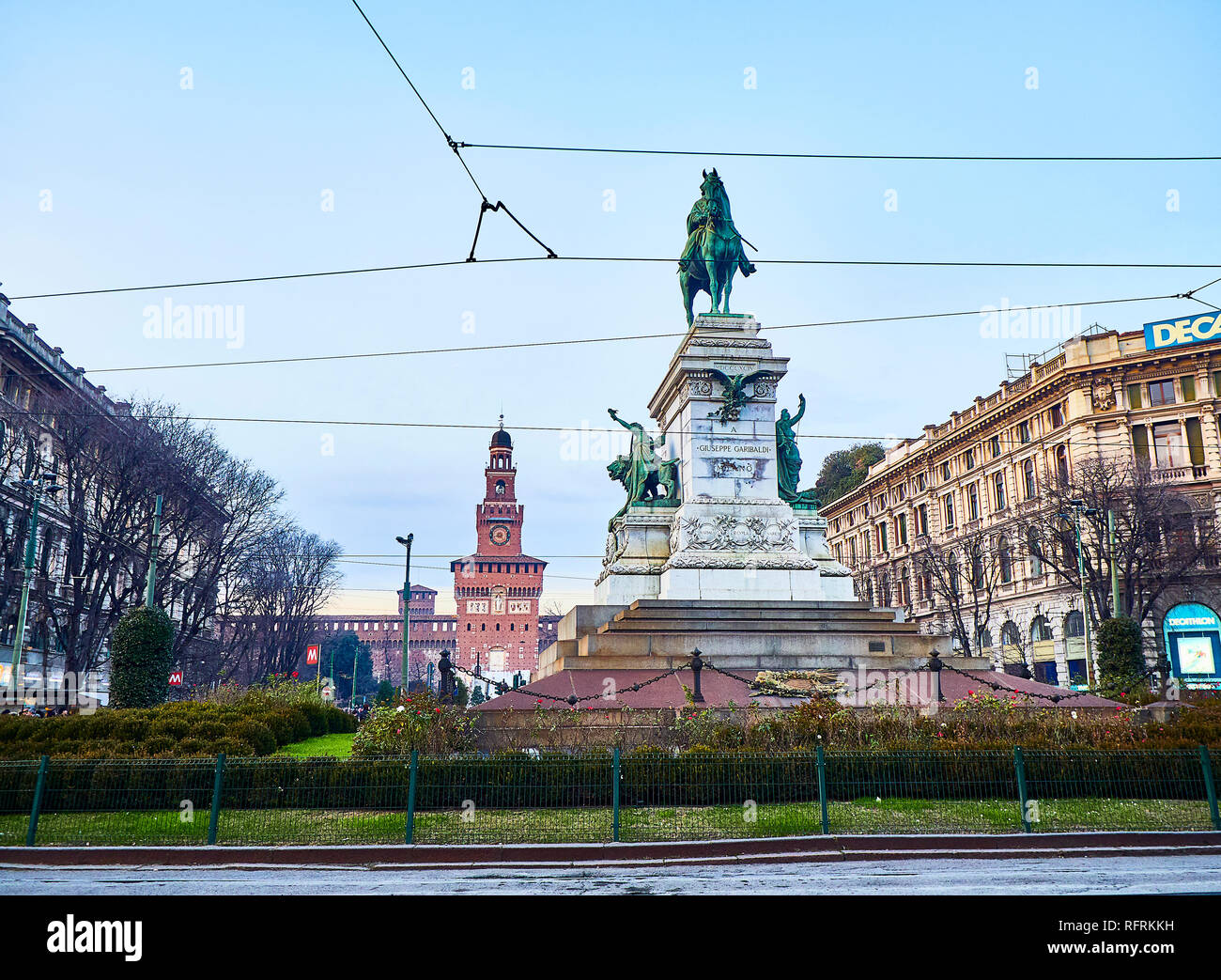 Statue de Giuseppe Garibaldi dans Largo Cairoli square, avec la tour de Filarete le Castello Sforzesco en arrière-plan au coucher du soleil. Milan, Lombardie, Italie. Banque D'Images