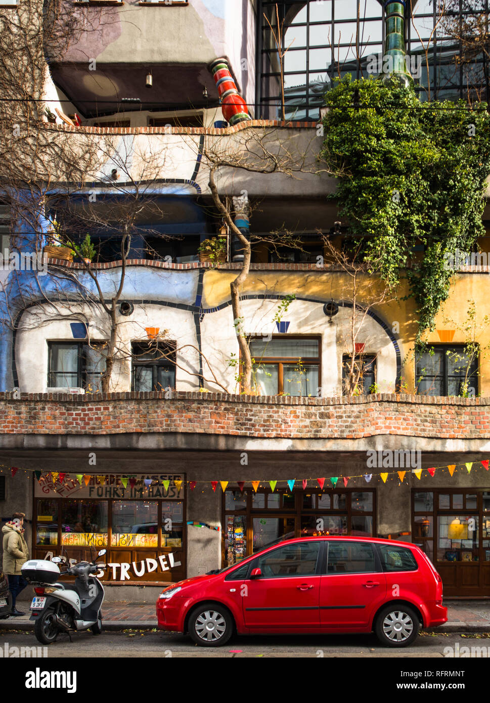 Hundertwasserhaus, monument expressionniste et le logement public, conçu par l'architecte Friedenreich Hundertwasser à Vienne. L'Autriche. Banque D'Images